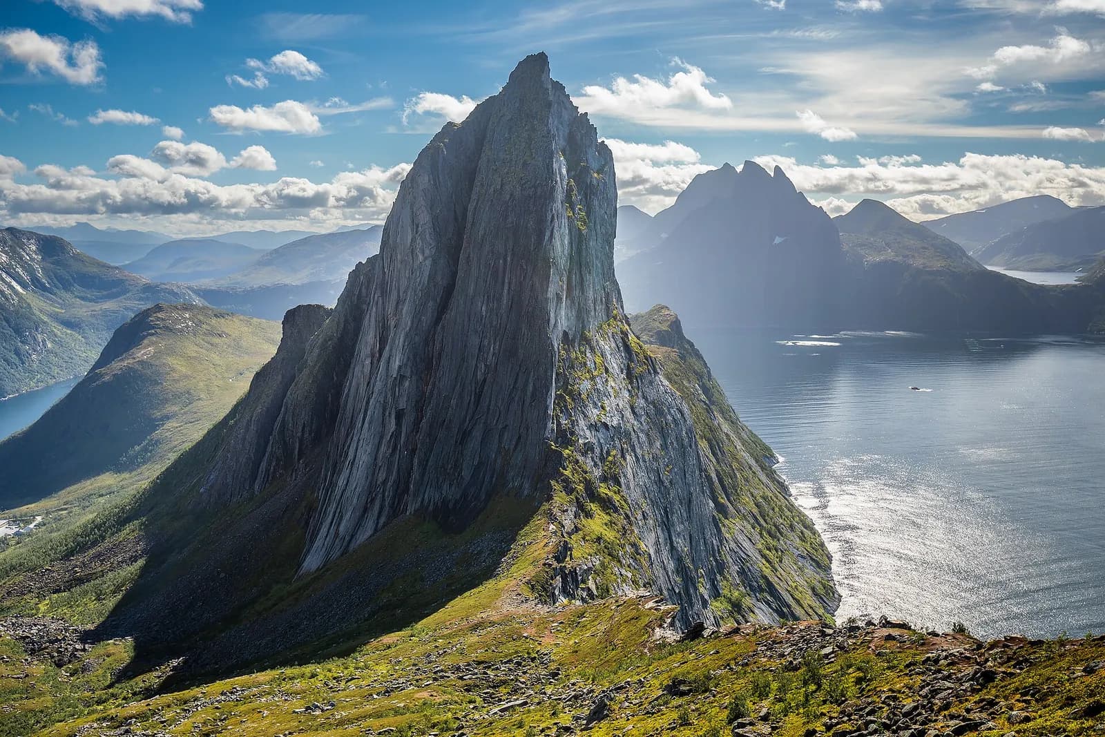le pic vertical du Segla domine le Mefjord, vu depuis le sentier du mont Hesten