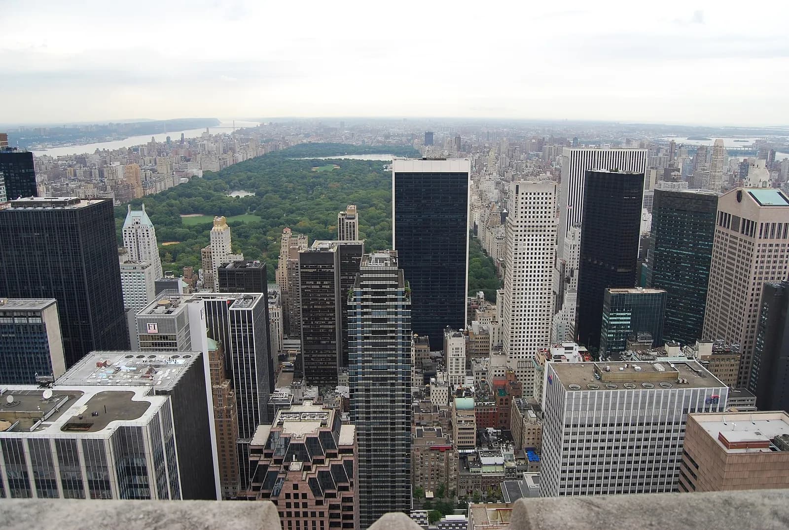 vue aérienne de Central Park entouré des gratte-ciels de Manhattan, depuis Midtown