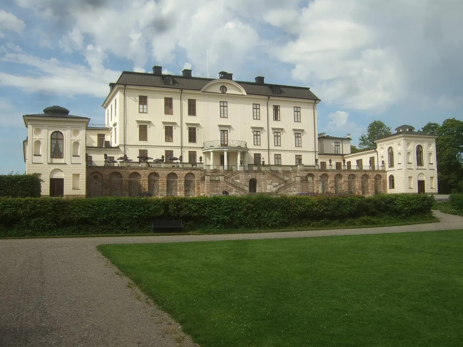 le château de Rosersberg et ses ailes blanches vus depuis le jardin