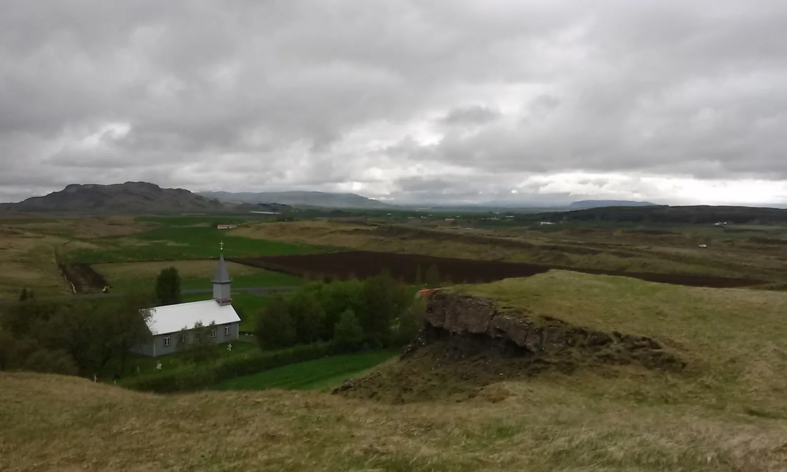 la petite église de Hruni au milieu de la campagne verdoyante du Cercle d'Or islandais