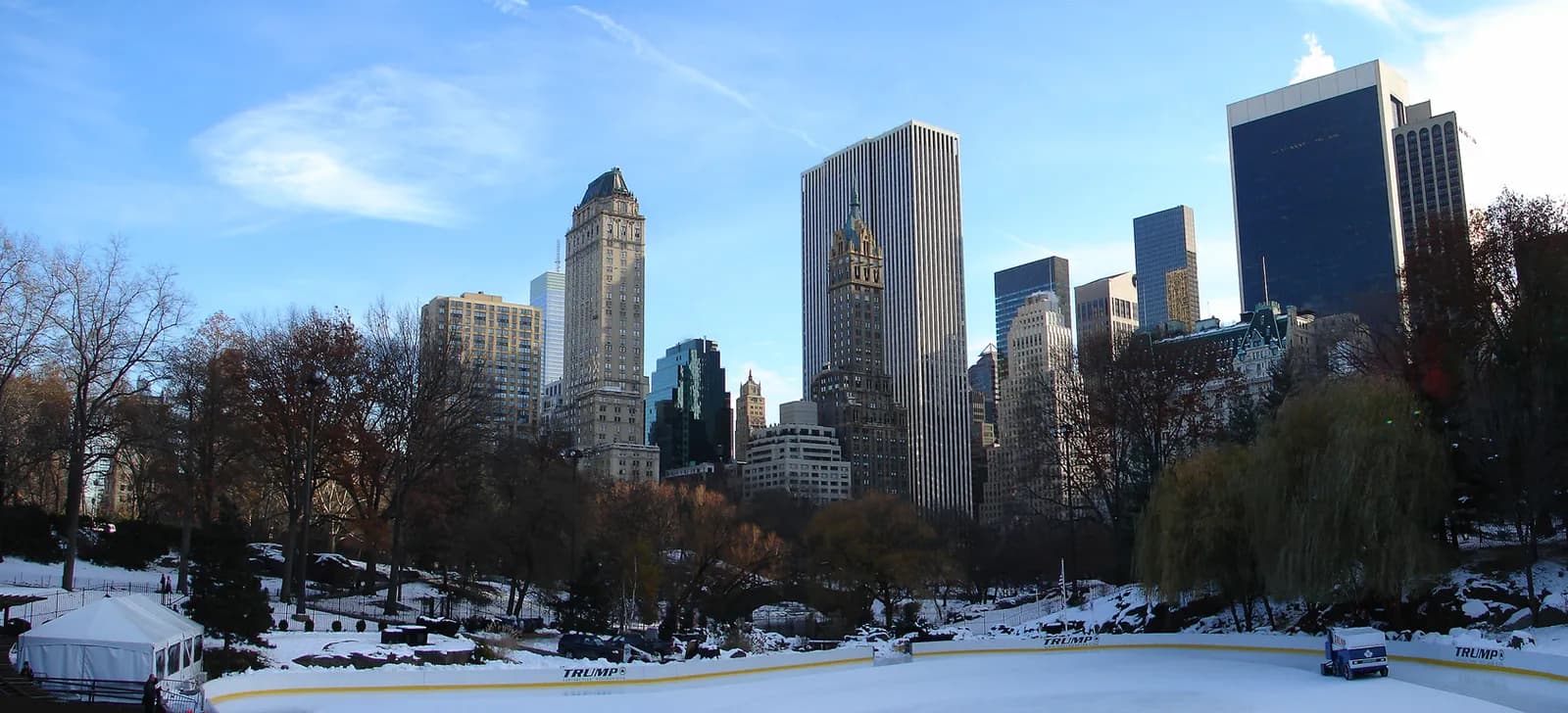 panorama sur la patinoire Wollman Rink enneigée et les tours de Midtown Manhattan