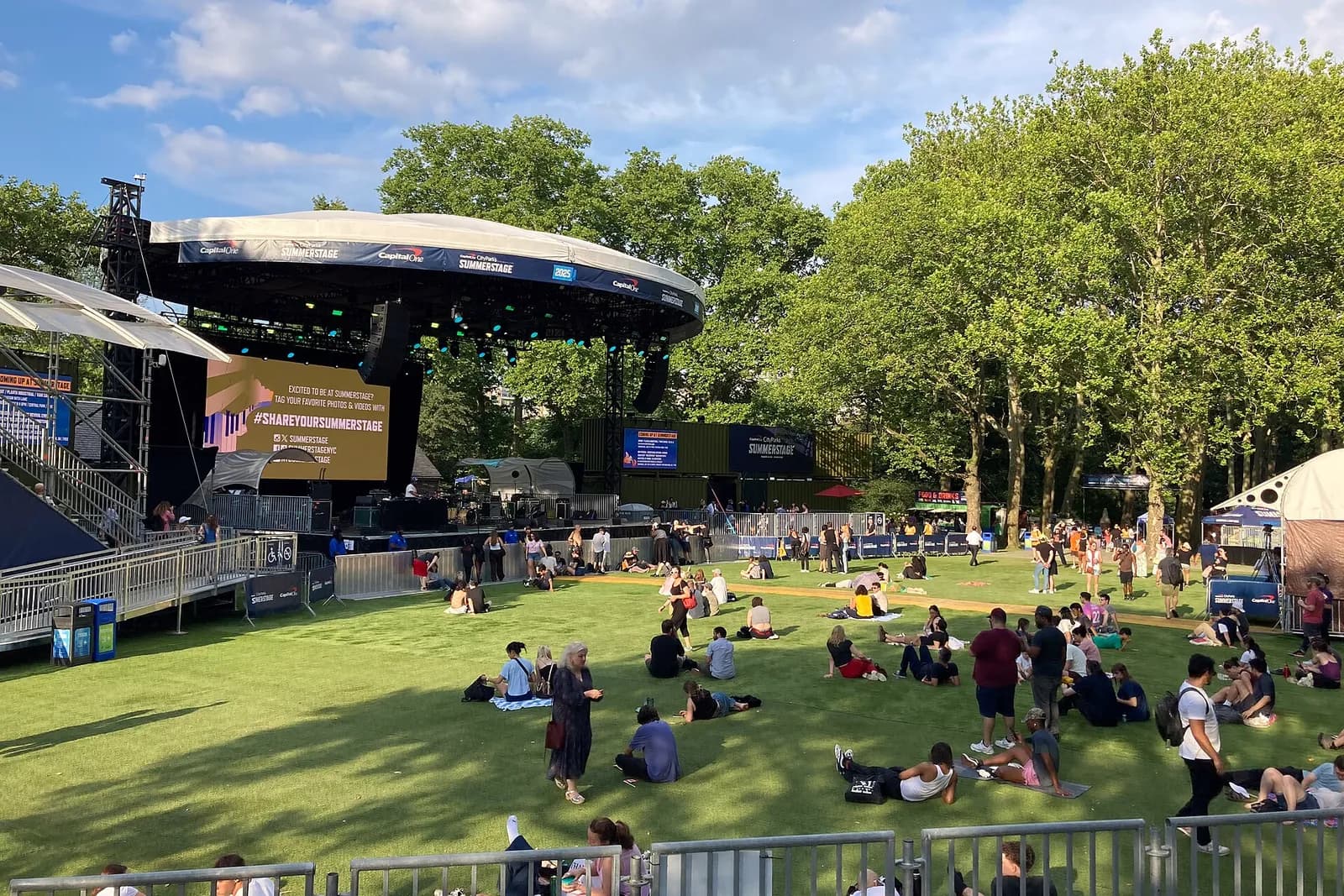 la scène de SummerStage et sa pelouse où le public s'installe avant un concert gratuit