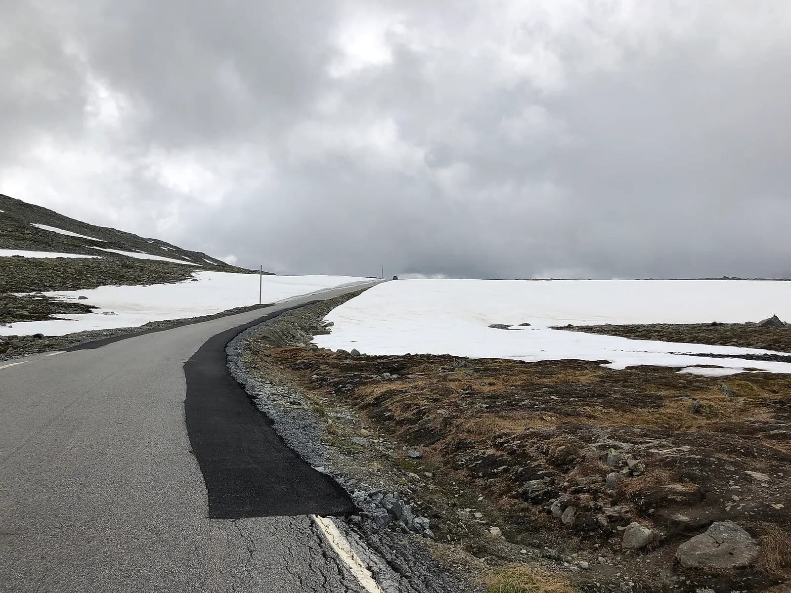 la route d'Aurlandsfjellet bordée de neige sur le haut plateau en début d'été