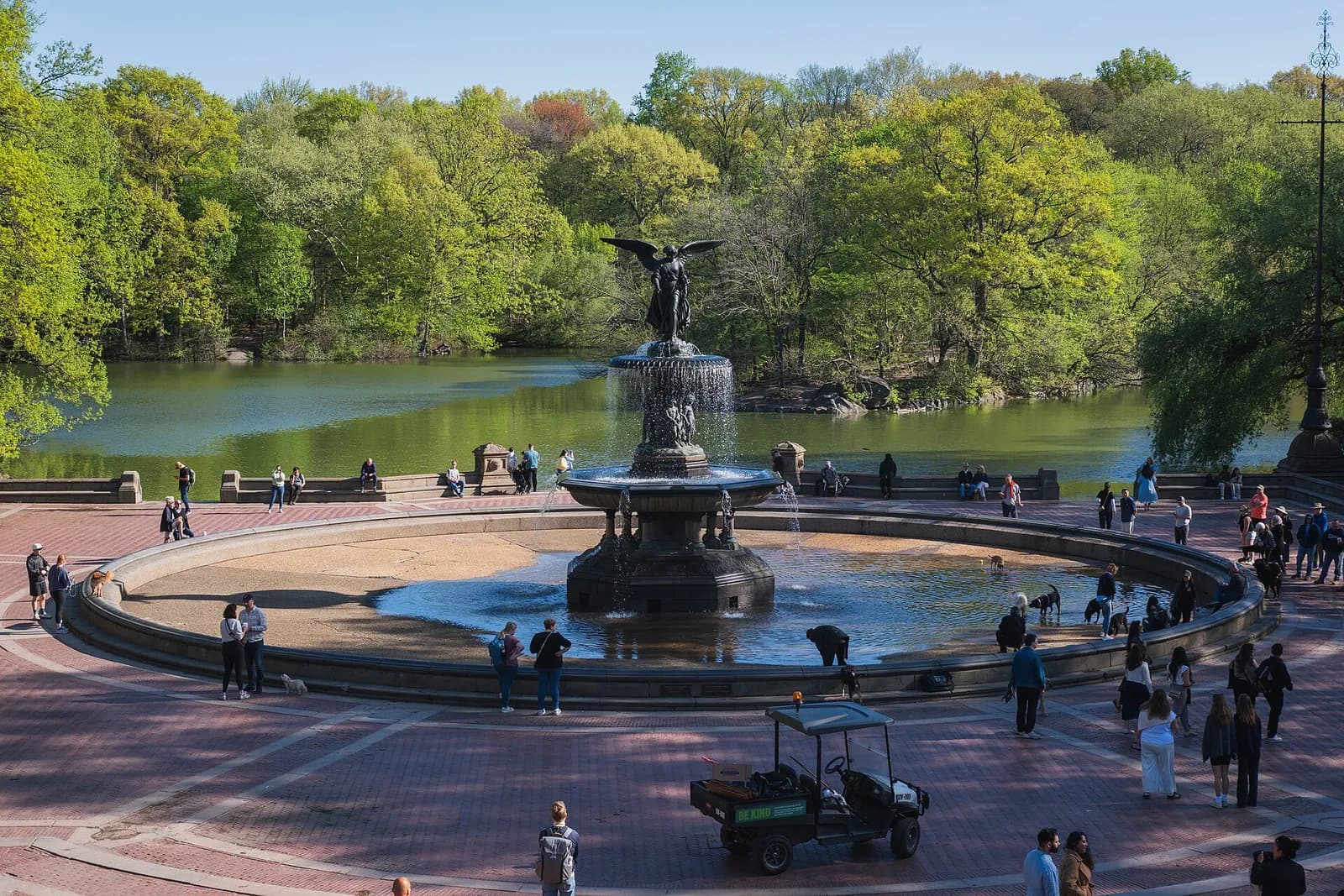 la fontaine de Bethesda et son ange de bronze au bord du lac, au printemps