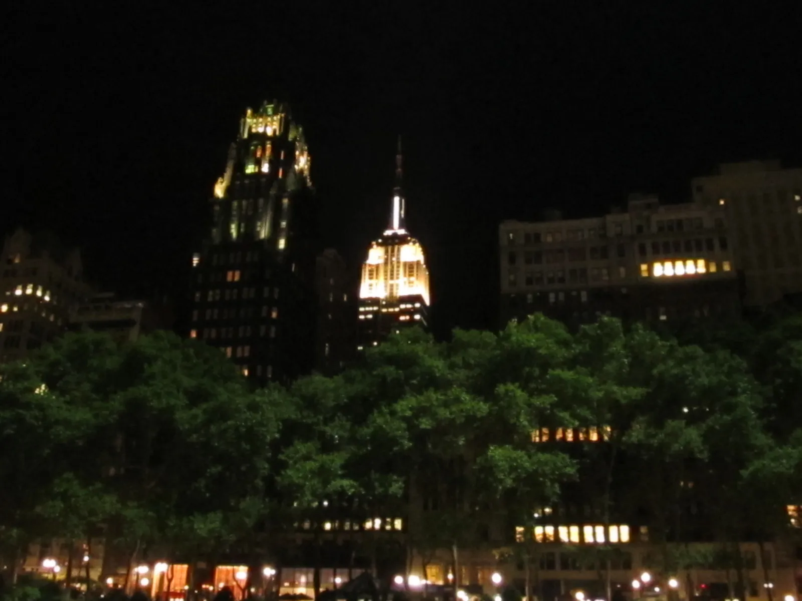 les sommets illuminés de l'American Radiator Building et de l'Empire State Building