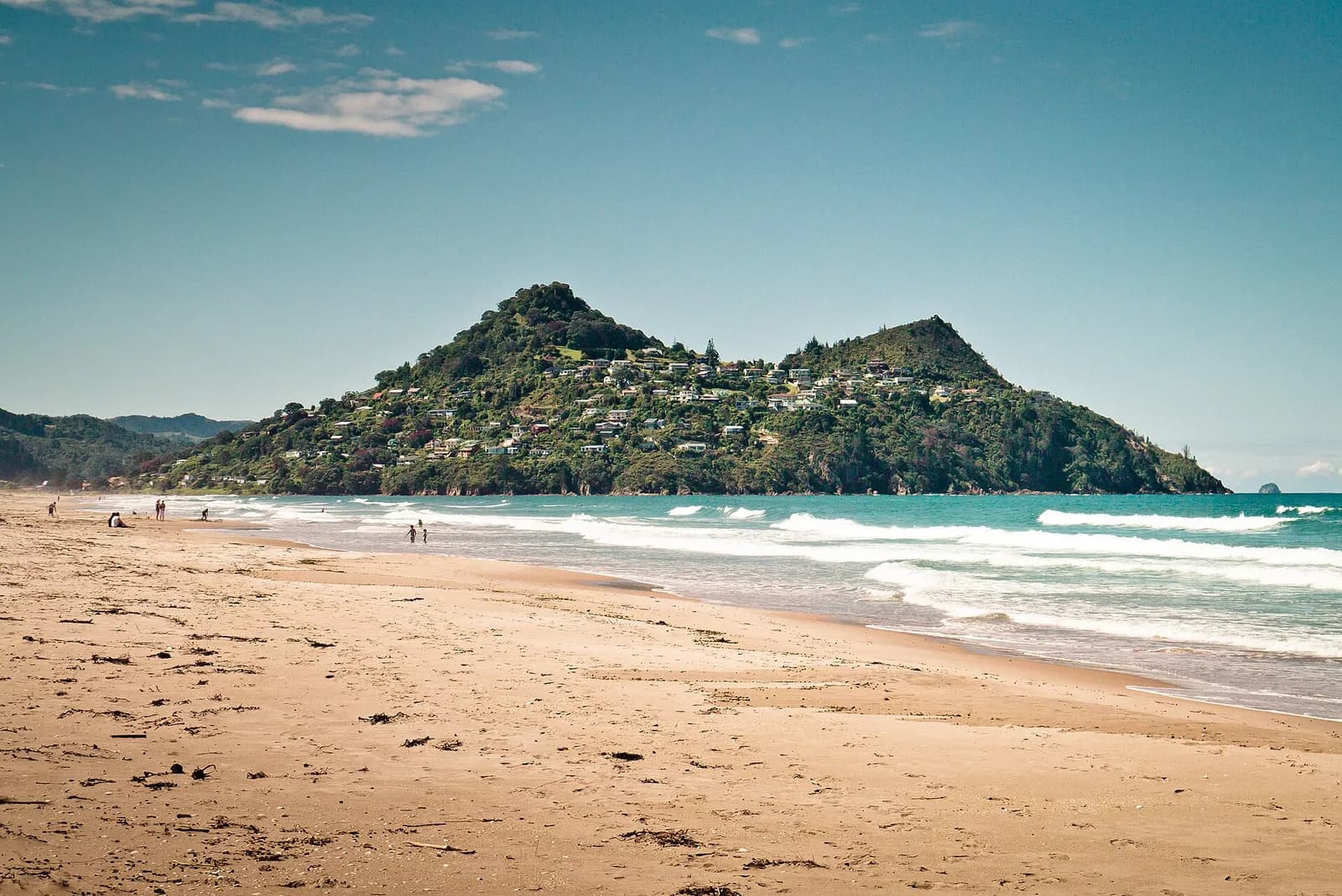 la silhouette à double sommet du mont Paku vue depuis la plage de Tairua