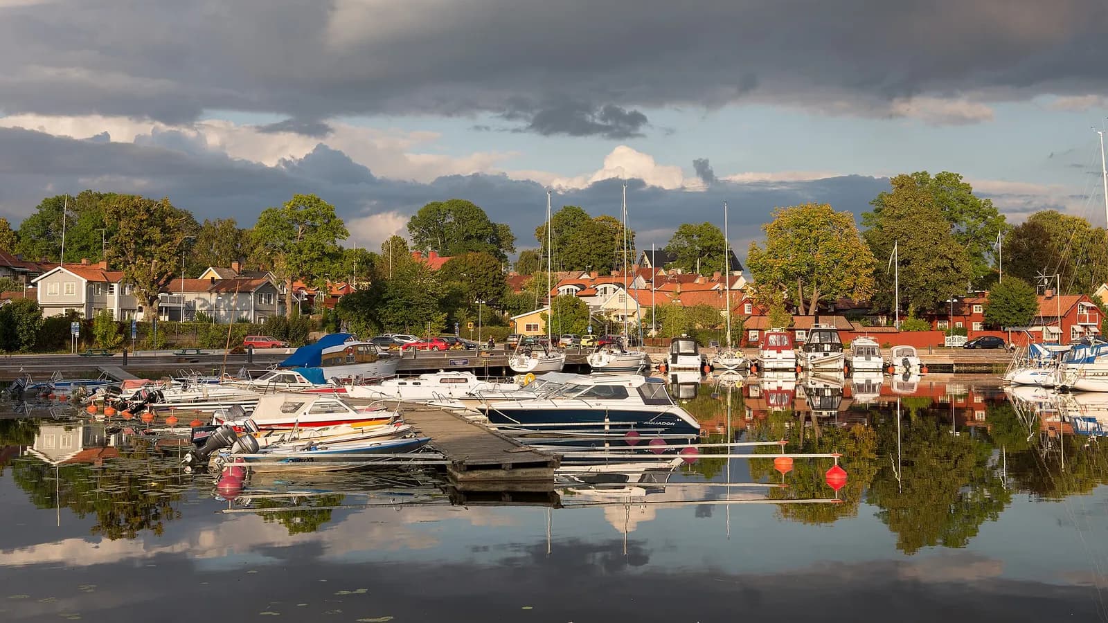 bateaux amarrés dans le port de Sigtuna devant les maisons colorées
