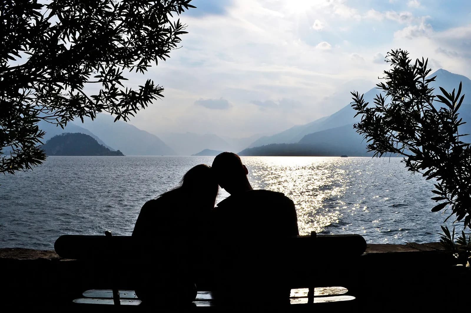 silhouette d'un couple admirant le coucher de soleil sur le lac de Côme depuis Varenna