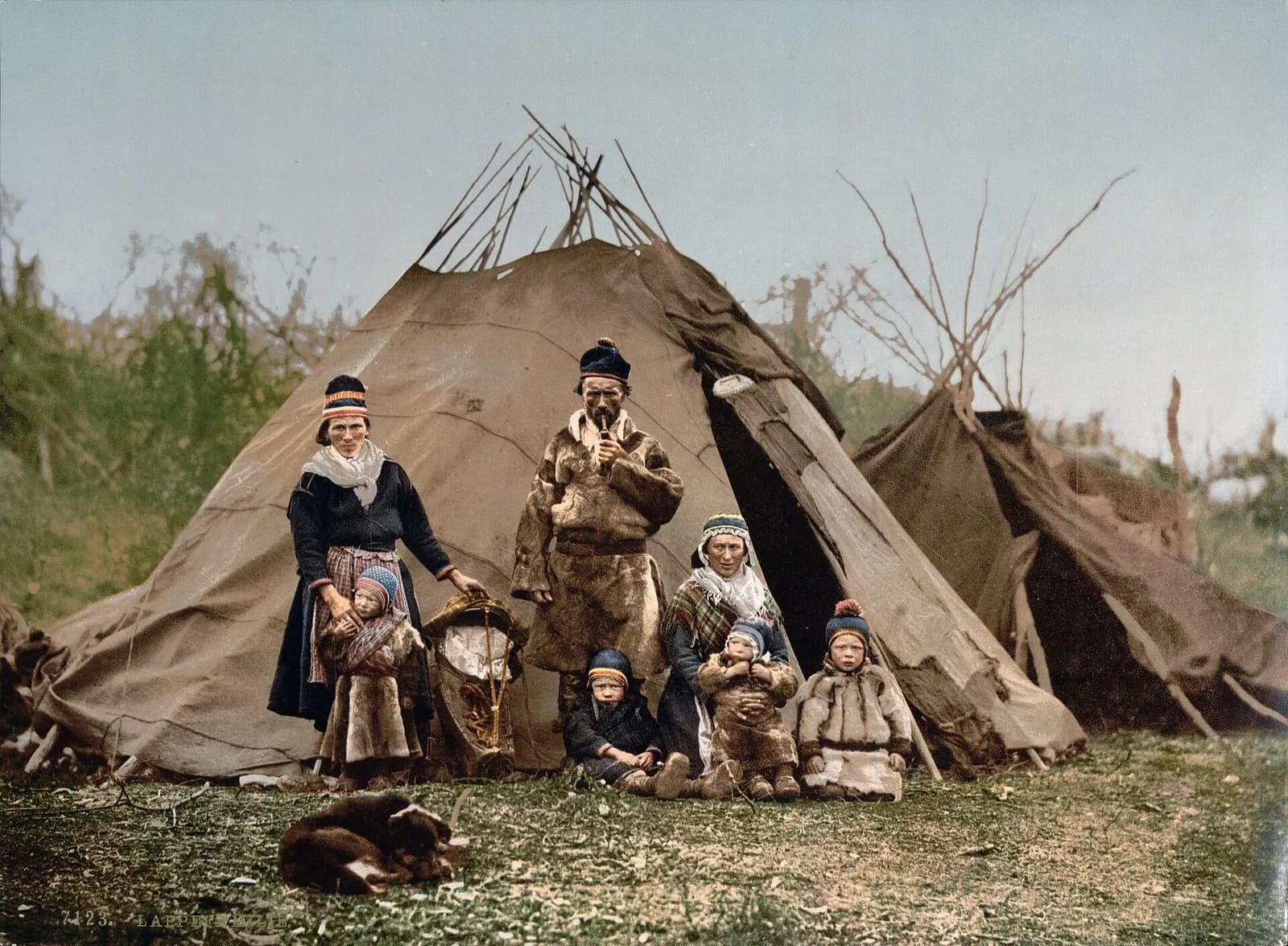 famille sami posant devant ses tentes traditionnelles vers 1900 en Norvège