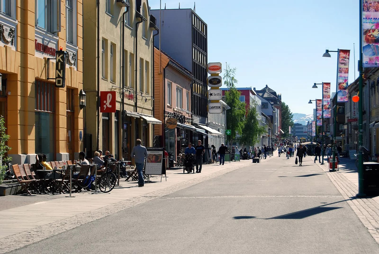 piétons et terrasses le long de la rue Storgata dans le centre de Tromsø