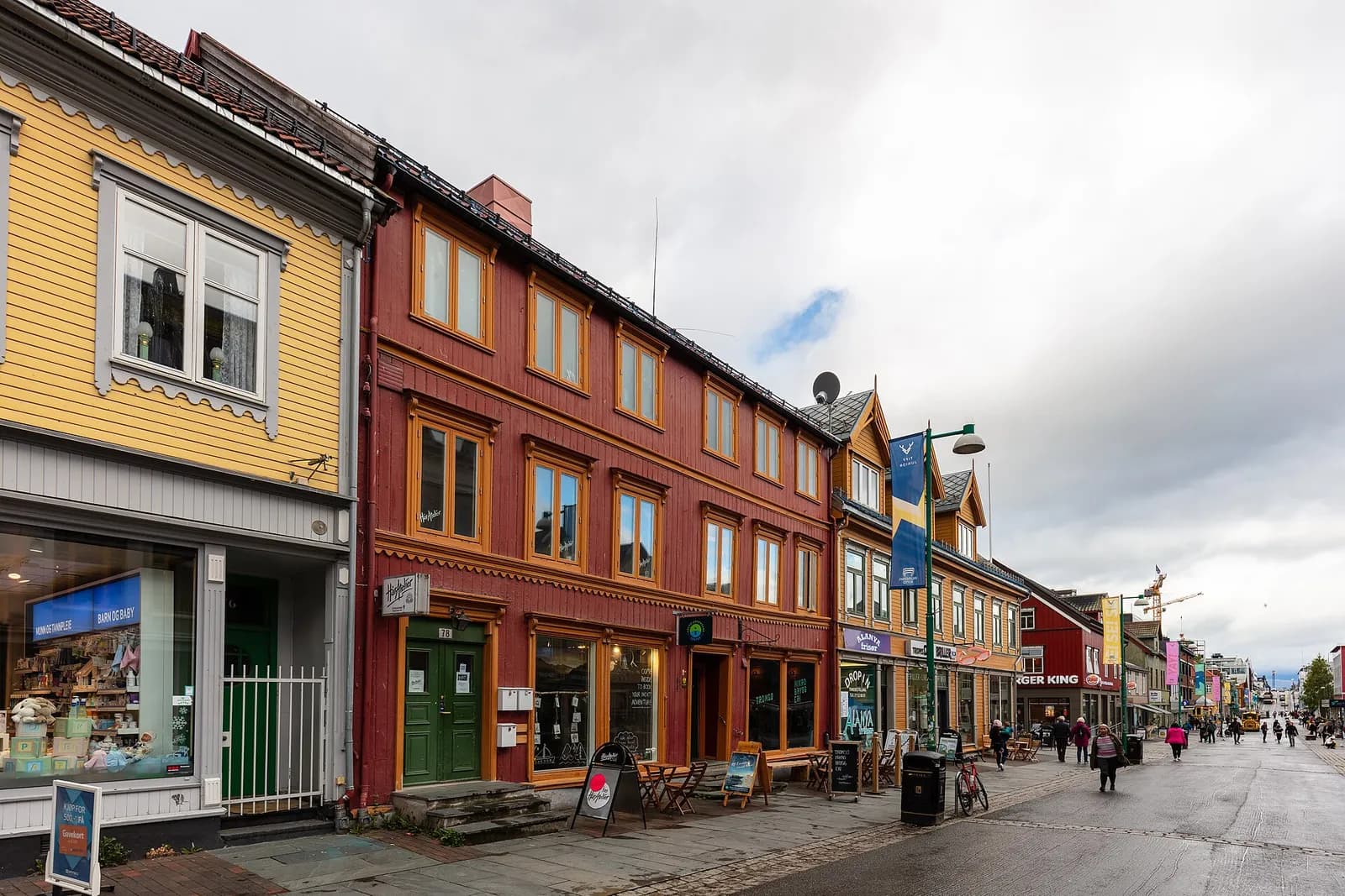maisons en bois colorées et boutiques de la rue Storgata dans le centre de Tromsø