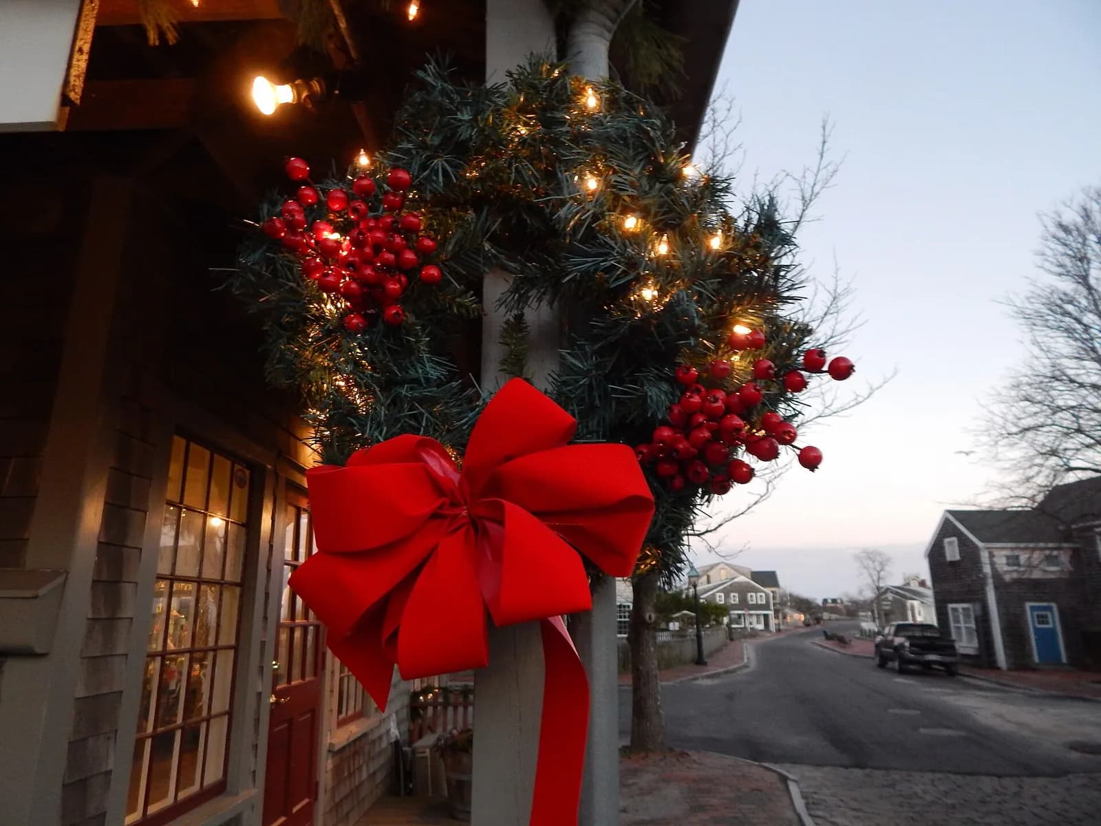 couronne de Noël ornée d'un grand nœud rouge et de guirlandes lumineuses à Nantucket