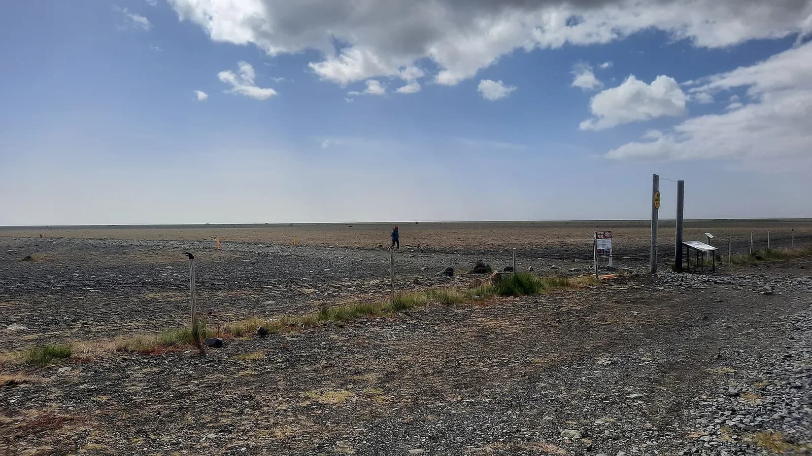 le départ du sentier vers l'épave de Sólheimasandur, au bord de la plaine de sable noir