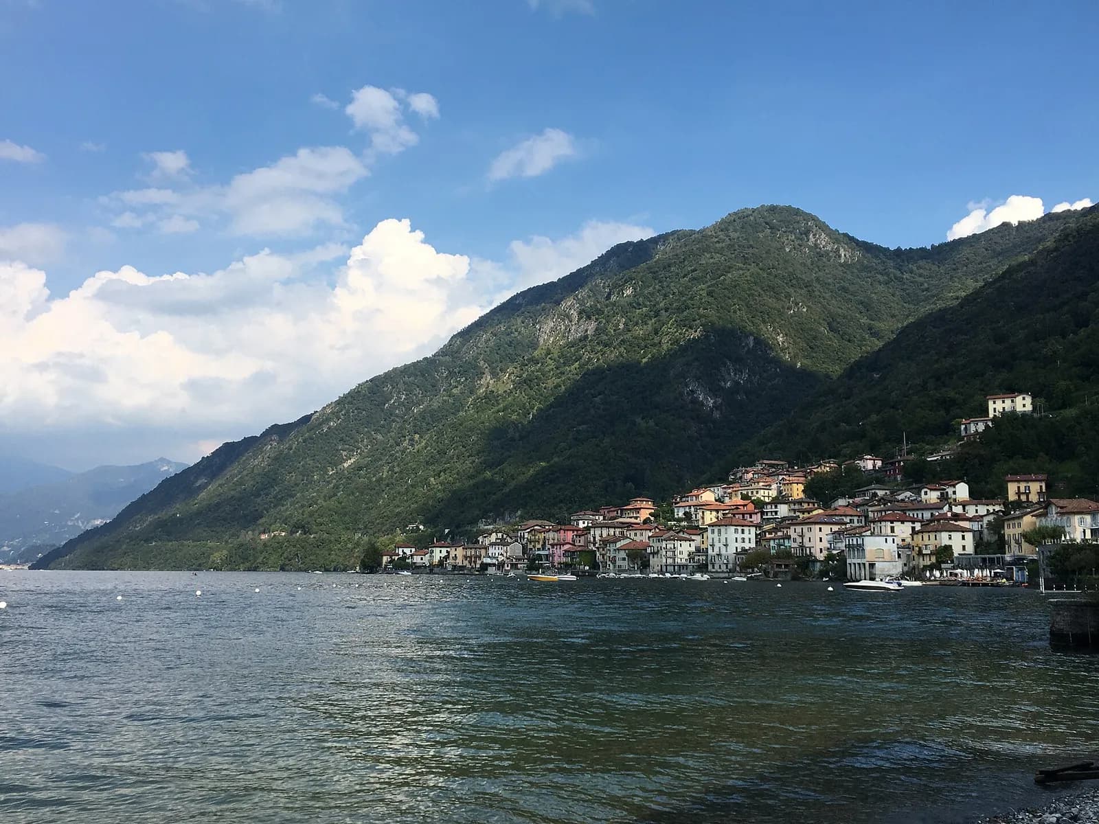 hameau de Lezzeno au pied des pentes boisées plongeant dans le lac de Côme