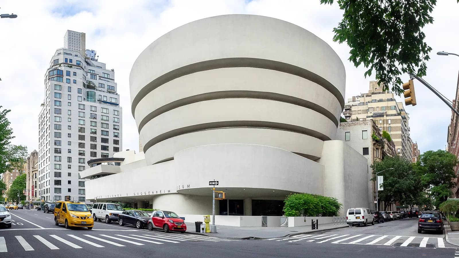 la spirale blanche du musée Guggenheim sur la Cinquième Avenue, face à Central Park