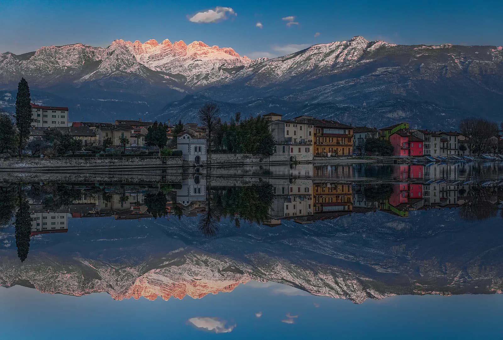 les maisons de Pescarenico se reflétant dans l'Adda sous les sommets enneigés, à Lecco