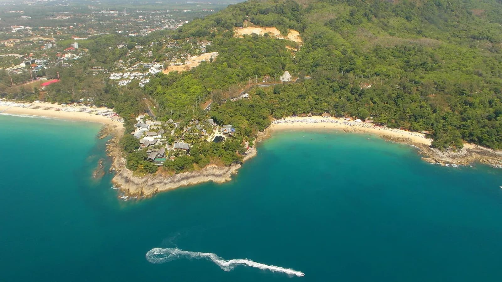 vue aérienne d'une crique turquoise et des collines boisées au nord de Kamala