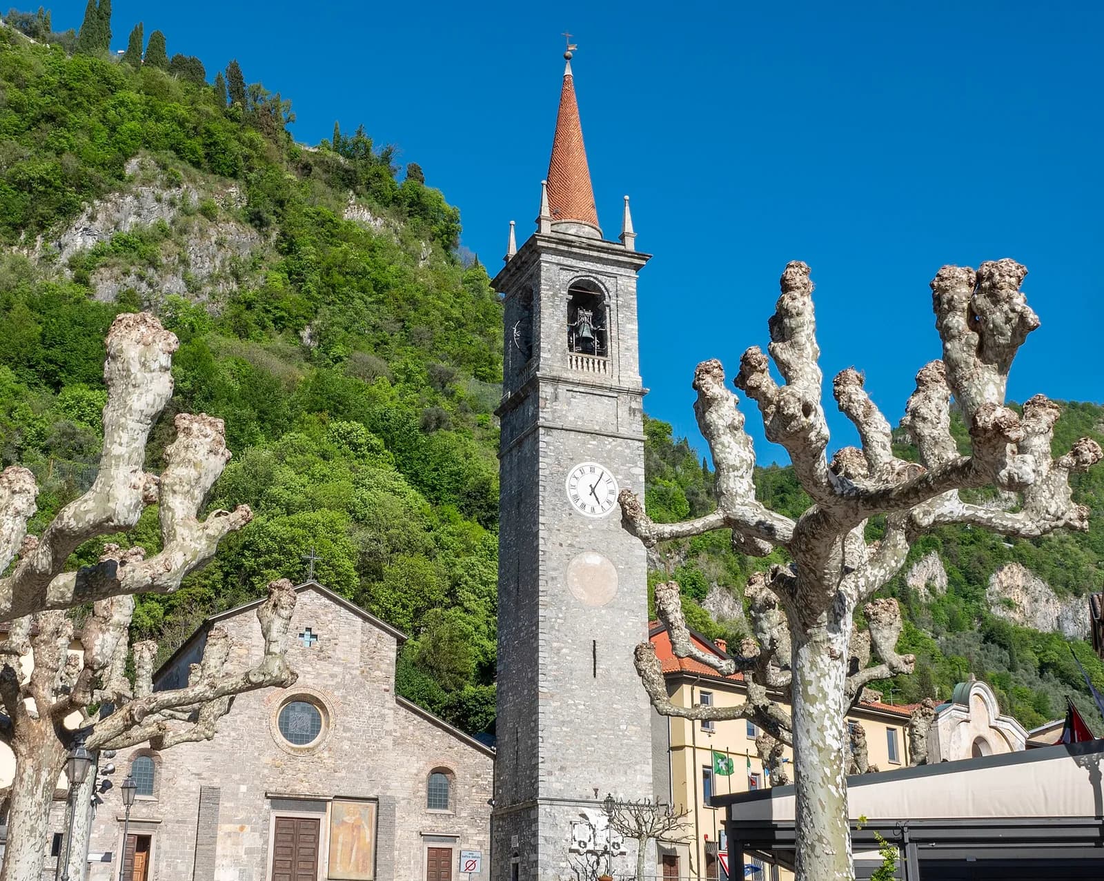 le campanile de l'église San Giorgio entre les platanes taillés de Varenna