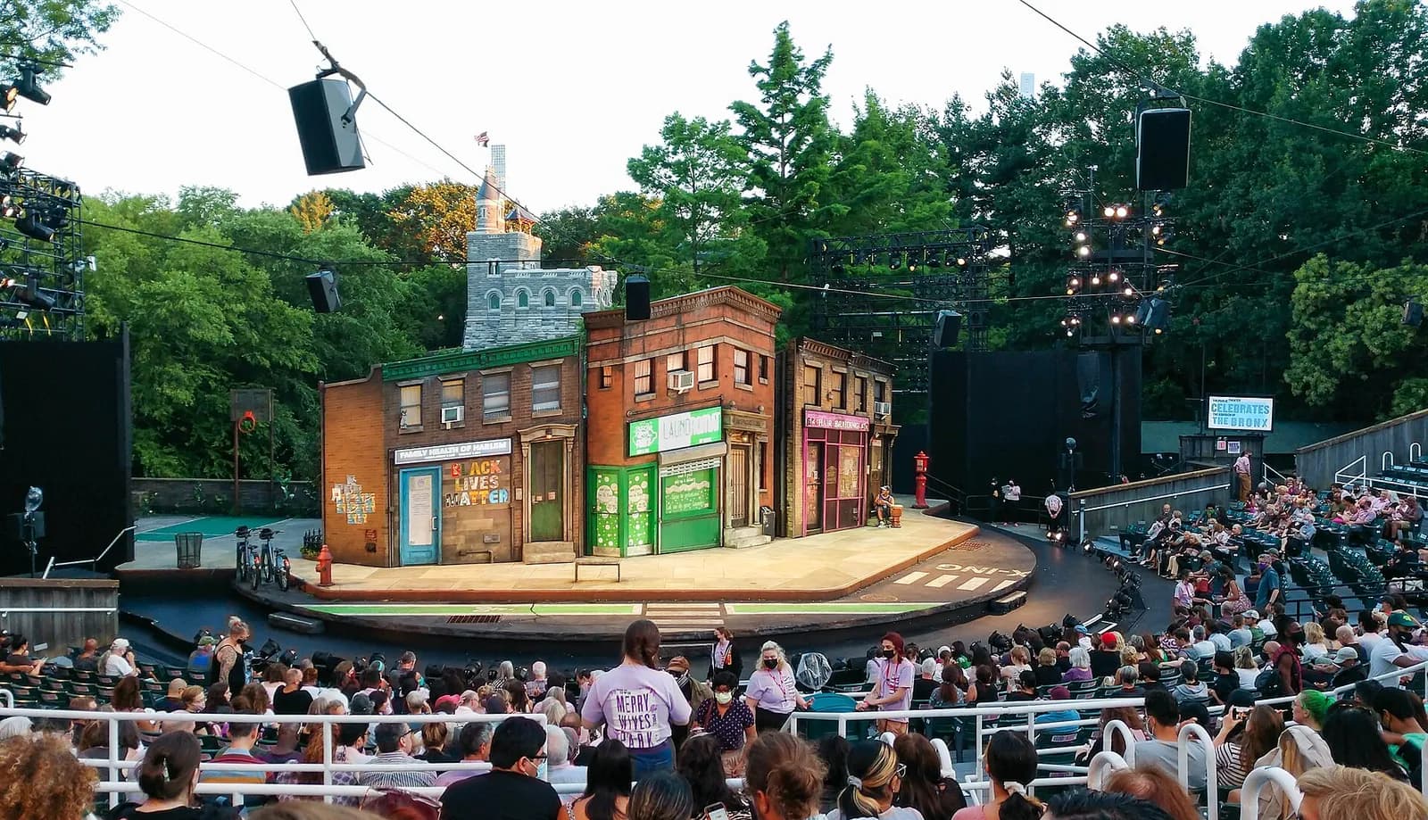spectateurs installés au Delacorte Theater pour une représentation de Shakespeare in the Park
