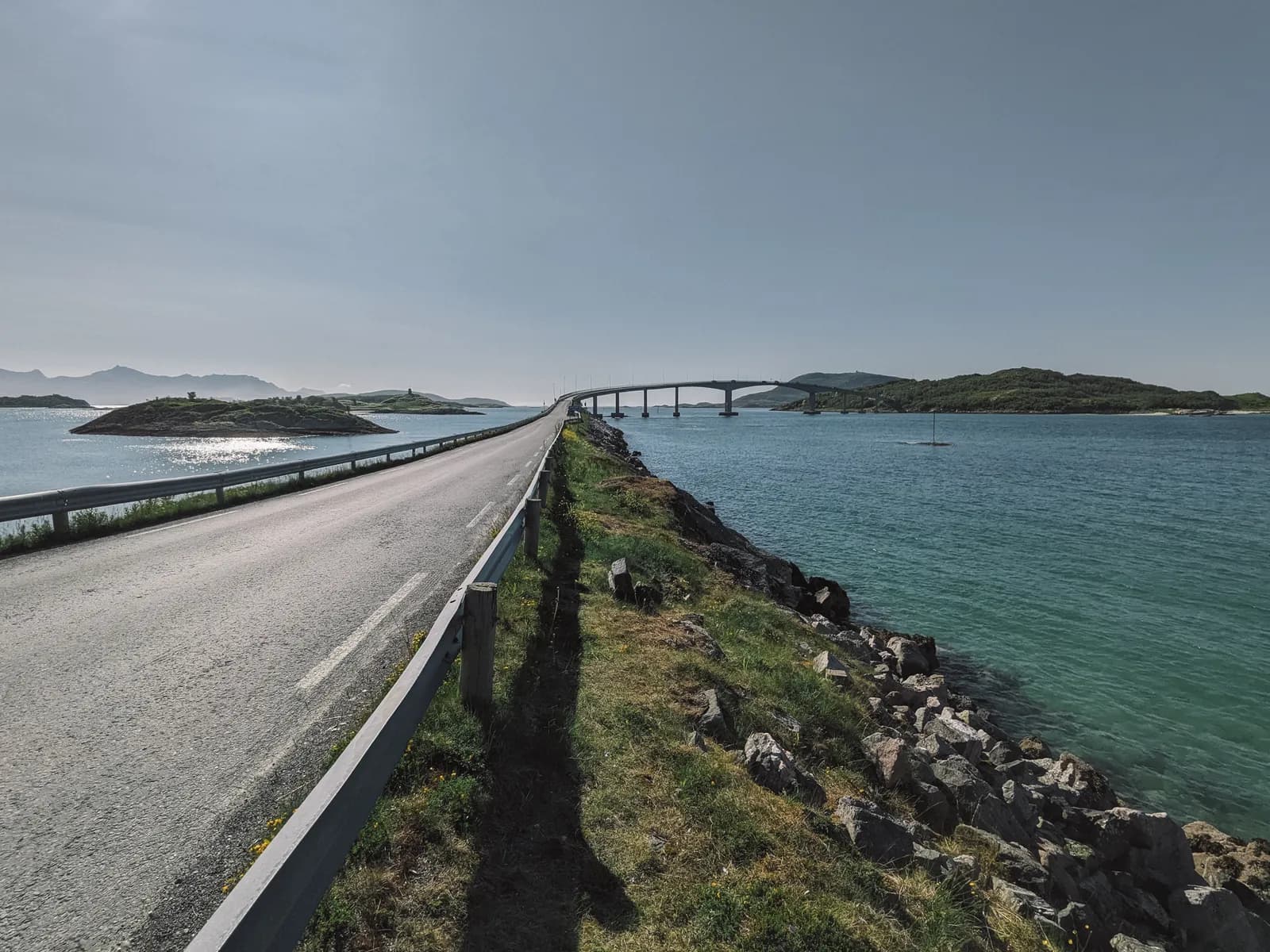 route longeant la mer jusqu'au pont de Sommarøy, près de Tromsø