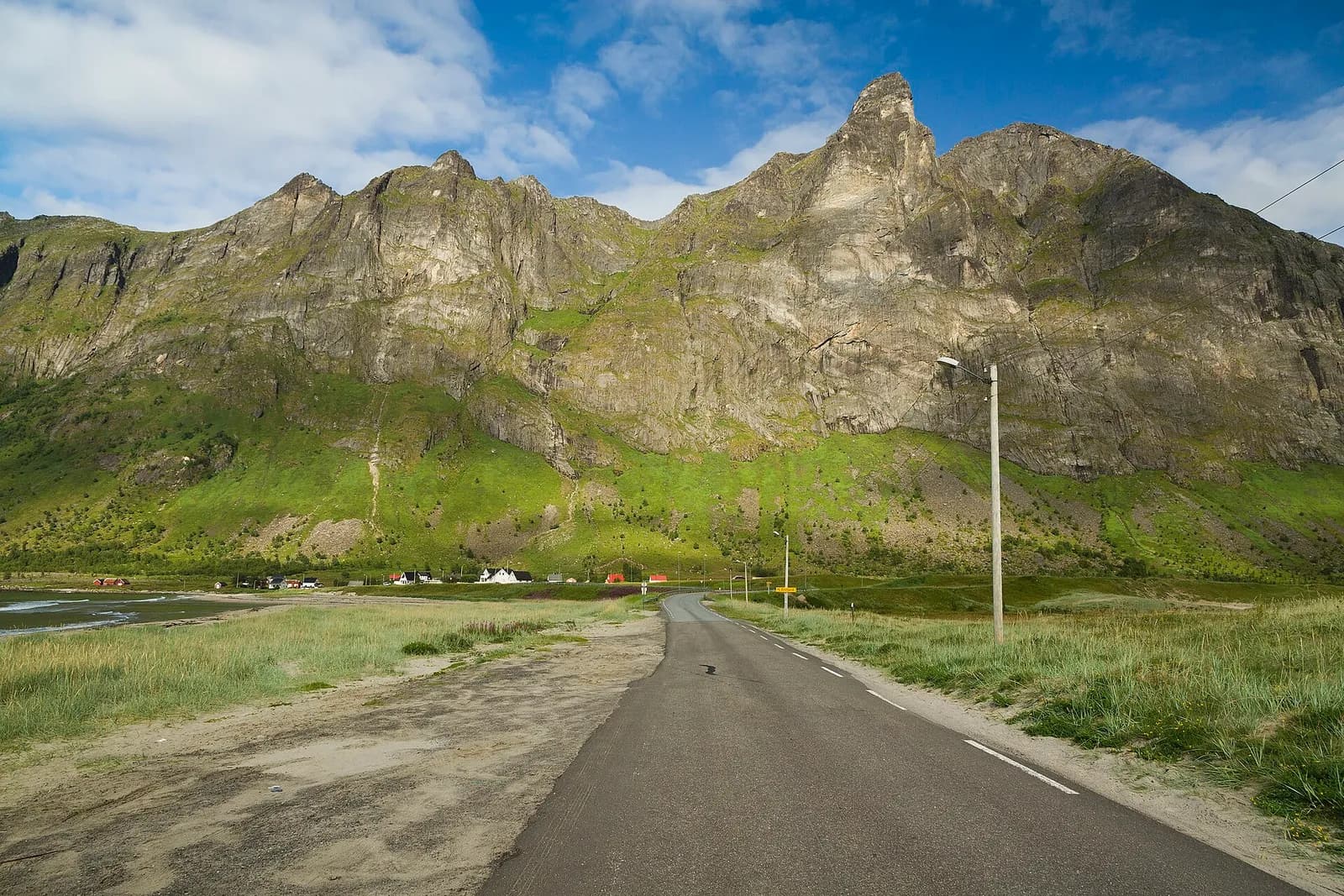 la route Fv862 traverse l'Ersfjord au pied des montagnes escarpées de l'île de Senja