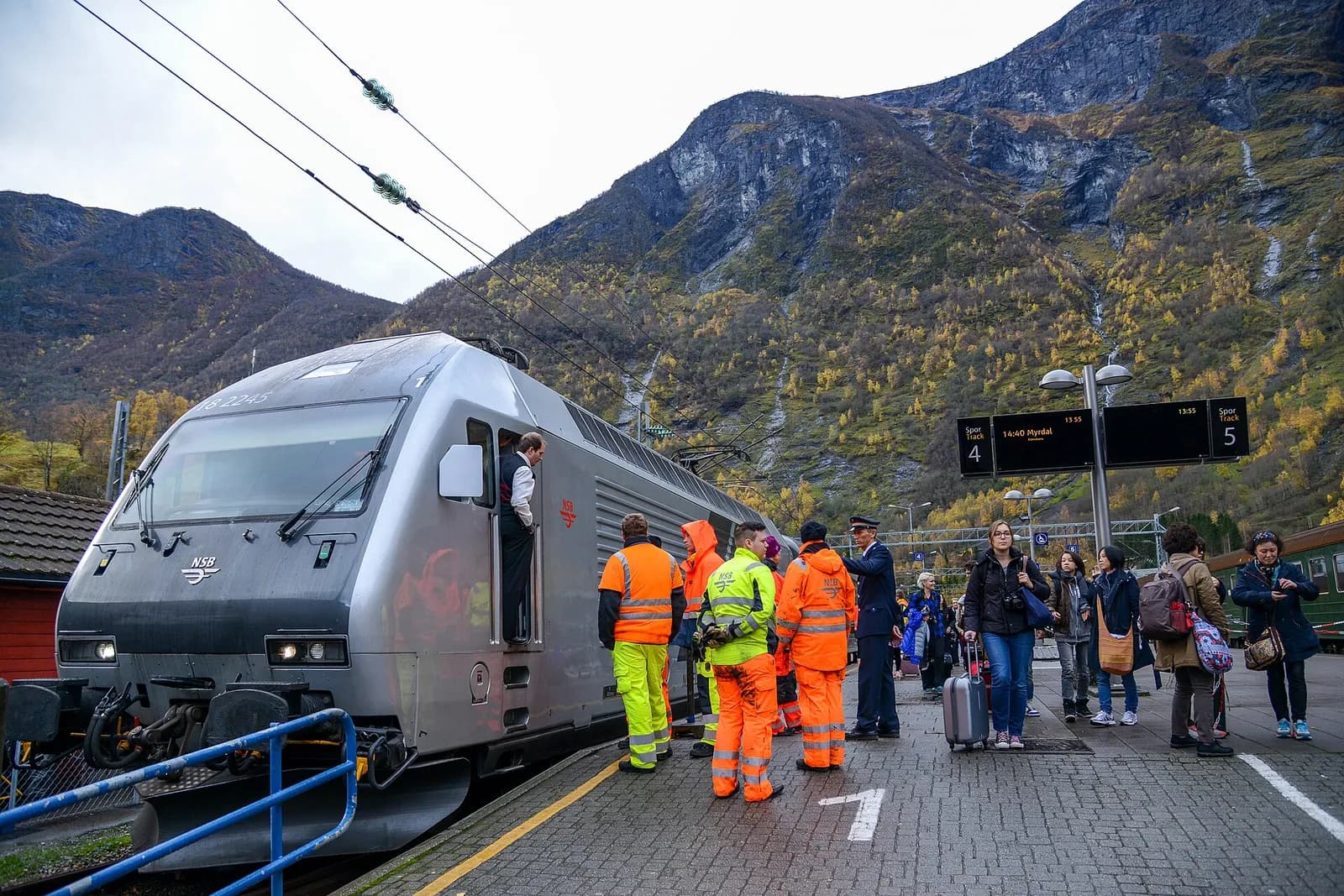 voyageurs changeant de train sur le quai de la gare de Myrdal, entre les montagnes