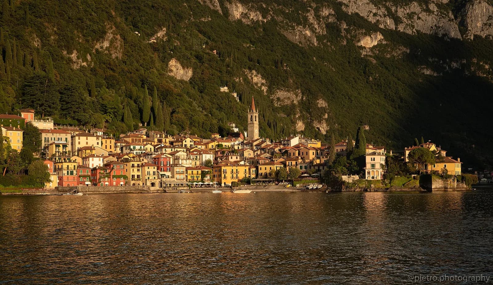 les façades de Varenna illuminées par la lumière du soir, vues depuis le bateau