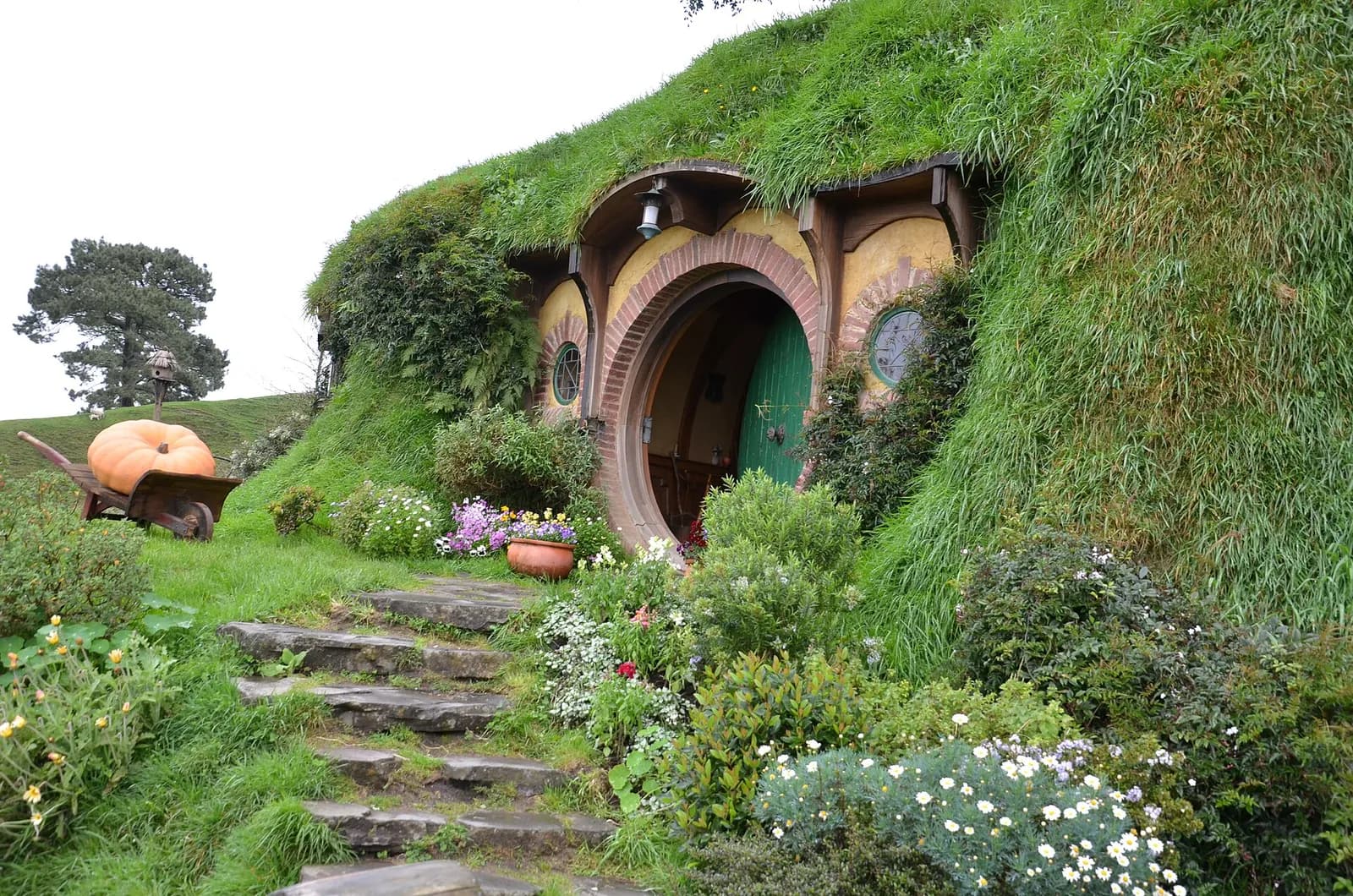 l'entrée de Cul-de-Sac, la maison de Bilbon, avec ses marches en pierre et ses fleurs