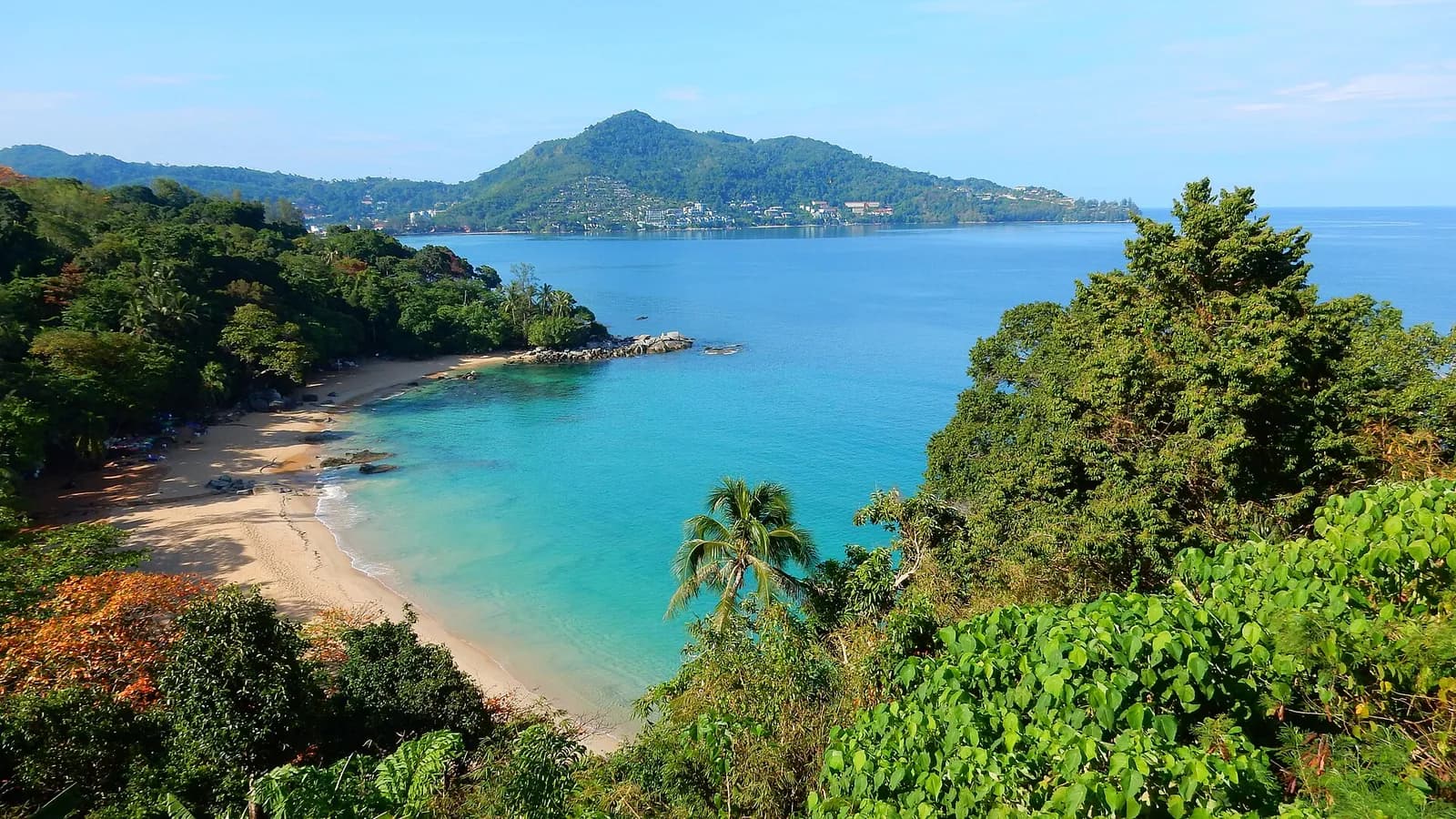 la crique de Laem Singh vue du belvédère, entre jungle et eau turquoise, à Phuket