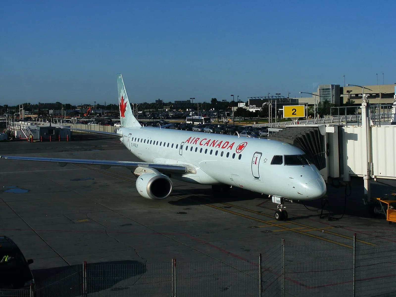 un Embraer 190 d'Air Canada stationné à sa passerelle à l'aéroport de Montréal