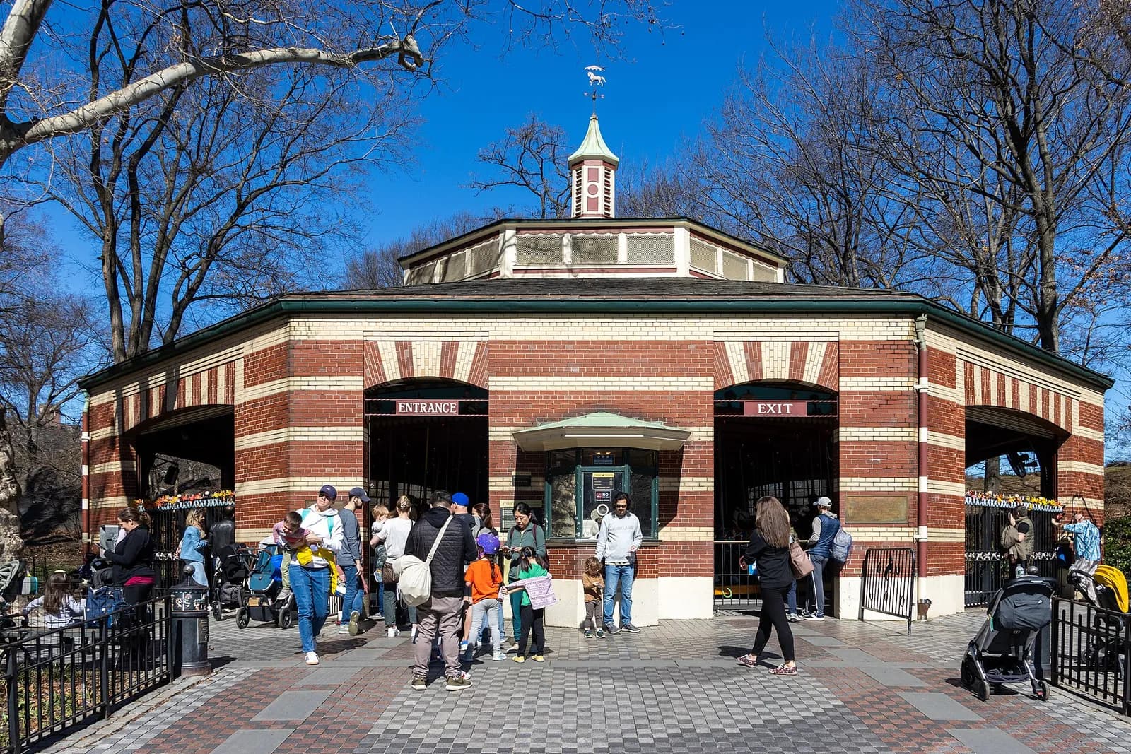 le pavillon en briques du carrousel de Central Park par une journée ensoleillée d'automne