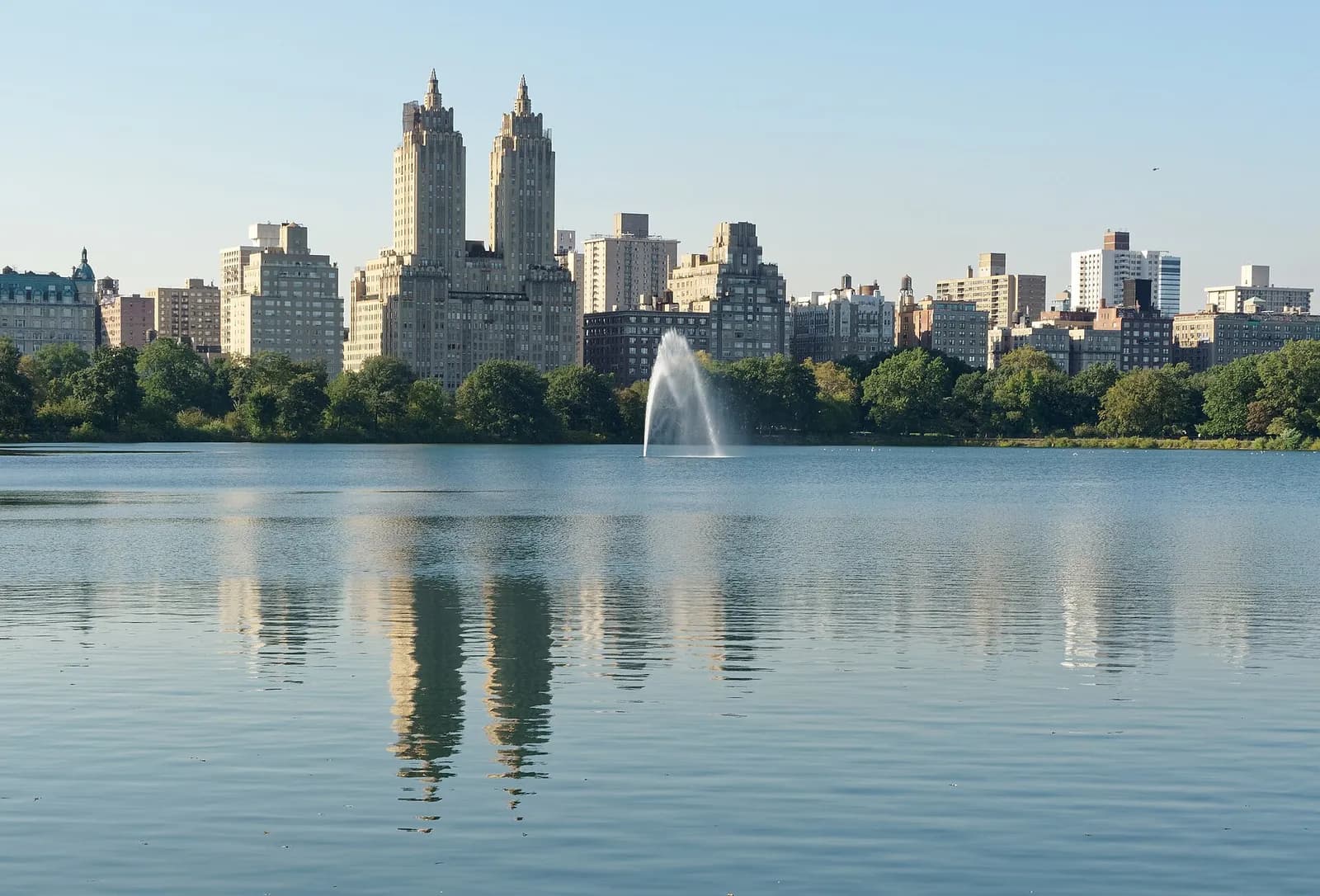 le réservoir Jacqueline Kennedy Onassis et son jet d'eau face aux immeubles de l'Upper West Side