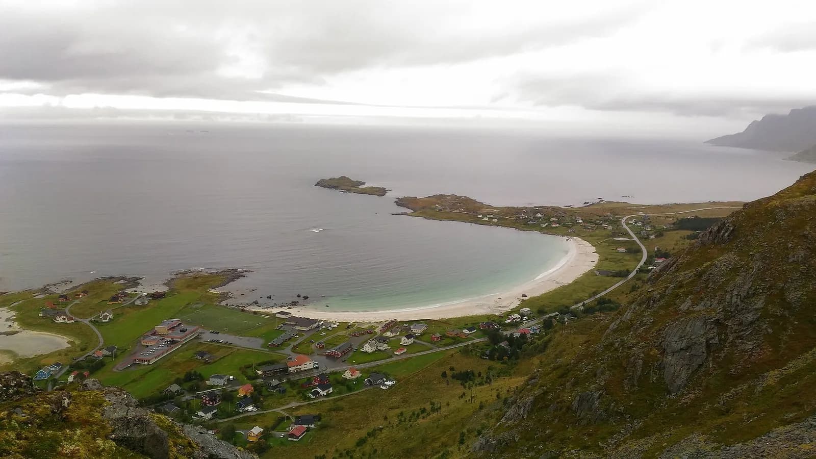 vue d'ensemble de la baie de Ramberg et de sa longue plage de sable par temps couvert