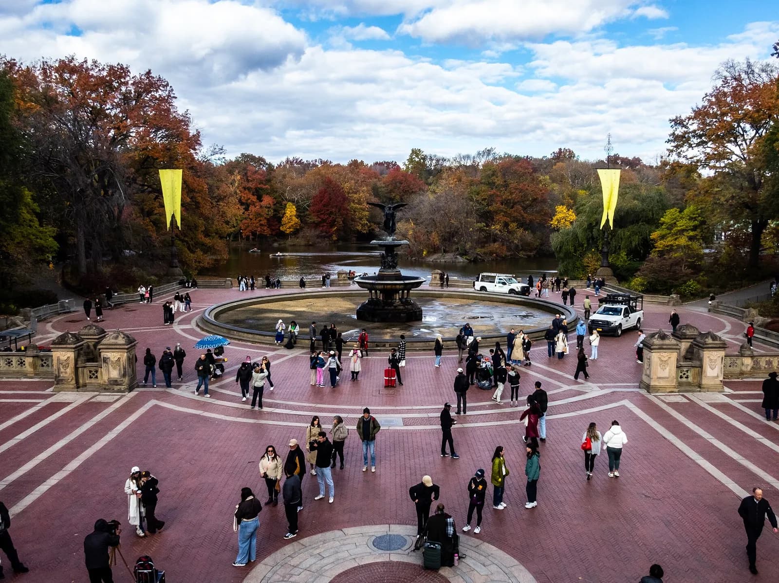 vue plongeante sur Bethesda Terrace et sa fontaine entourées d'arbres d'automne
