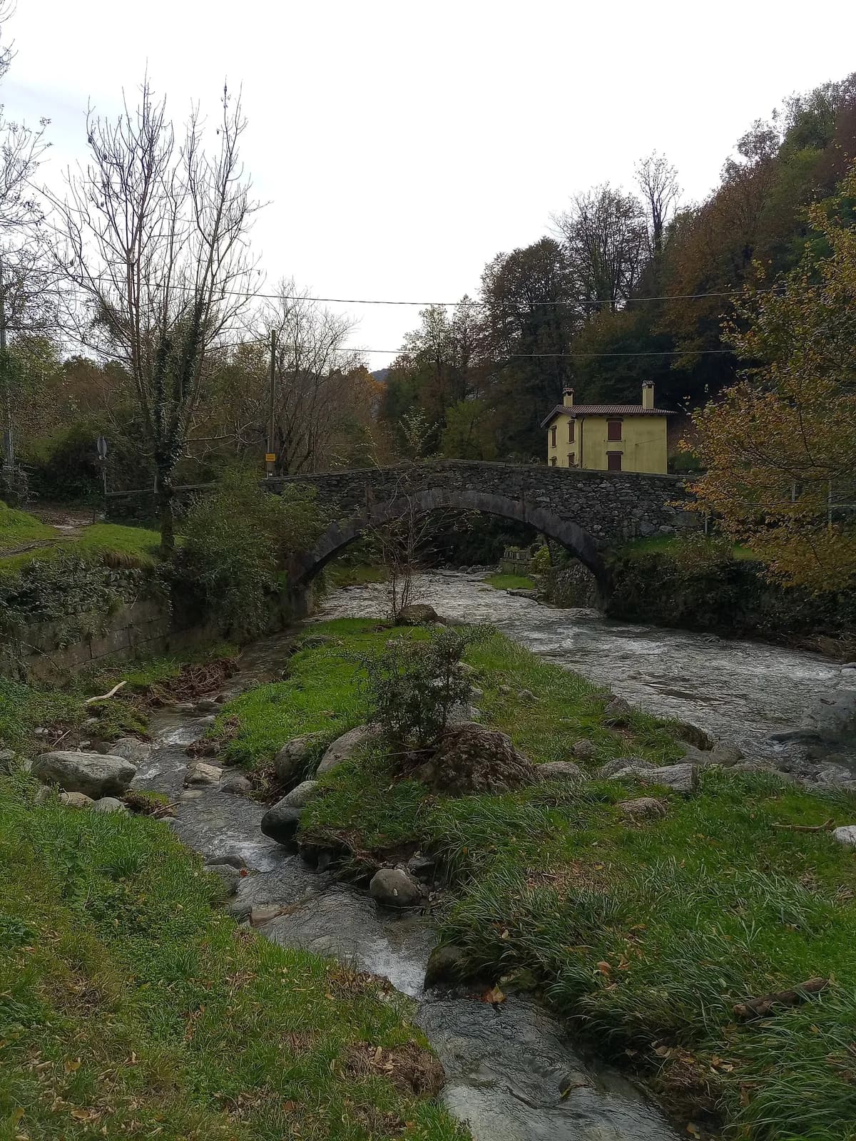 le vieux pont de pierre Nogara enjambant le torrent Sanagra