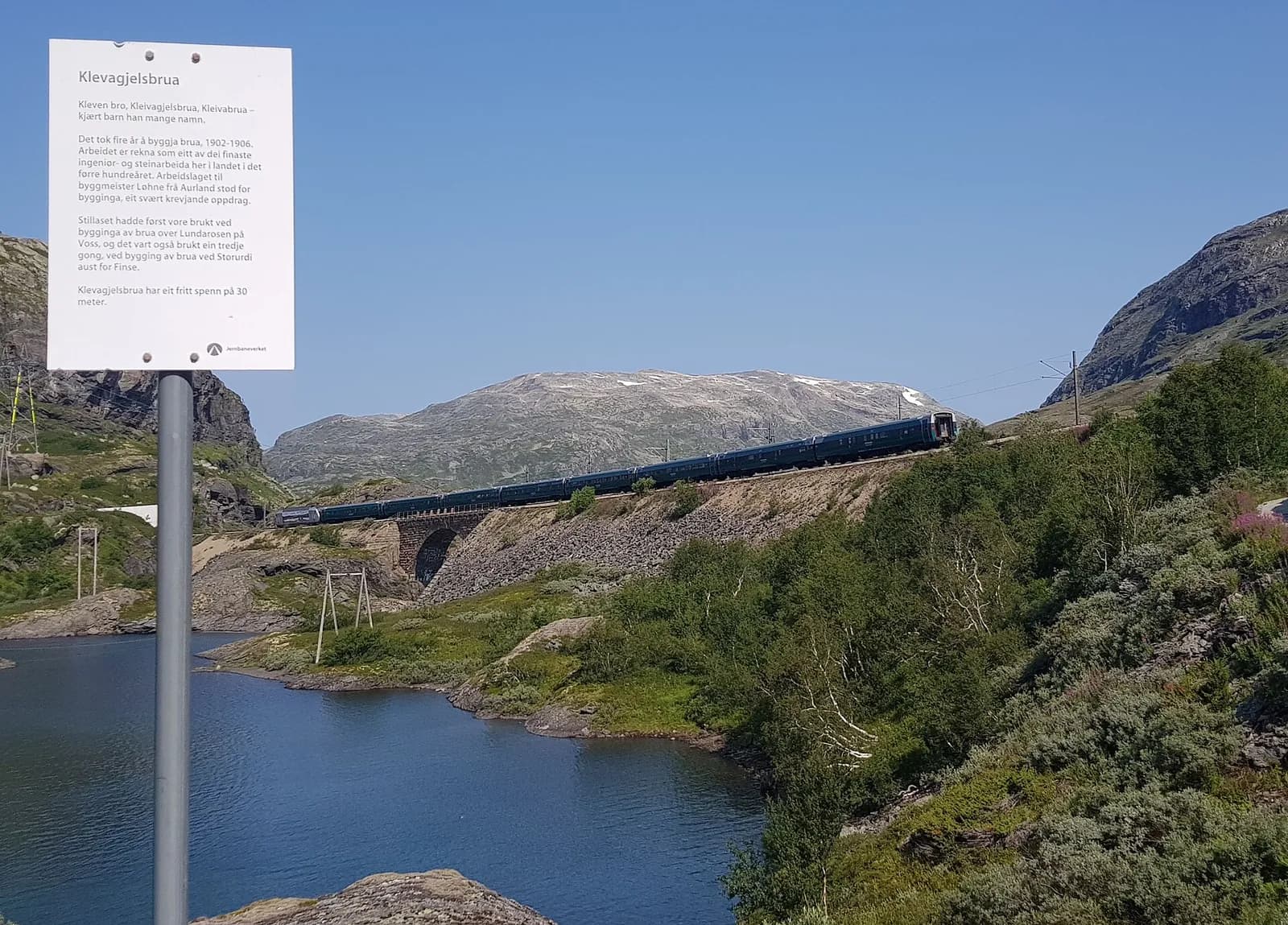 train du Bergensbanen franchissant un pont au-dessus d'un lac sur le Hardangervidda