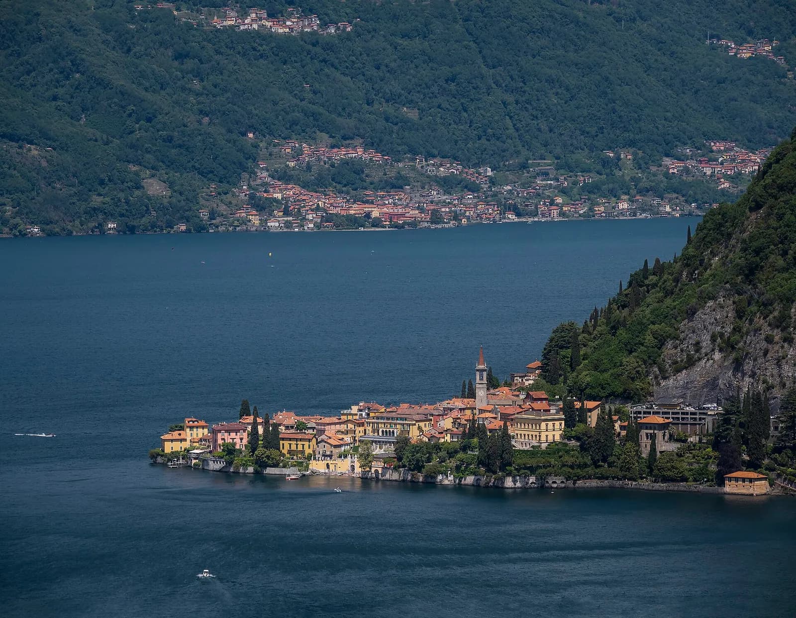 le village de Varenna blotti au bord du lac de Côme au pied des montagnes