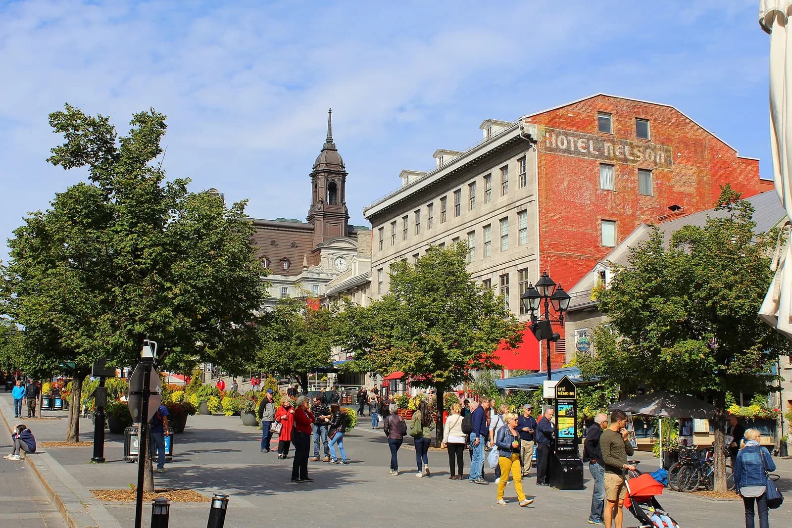 la place Jacques-Cartier animée et ses terrasses fleuries dans le Vieux-Montréal