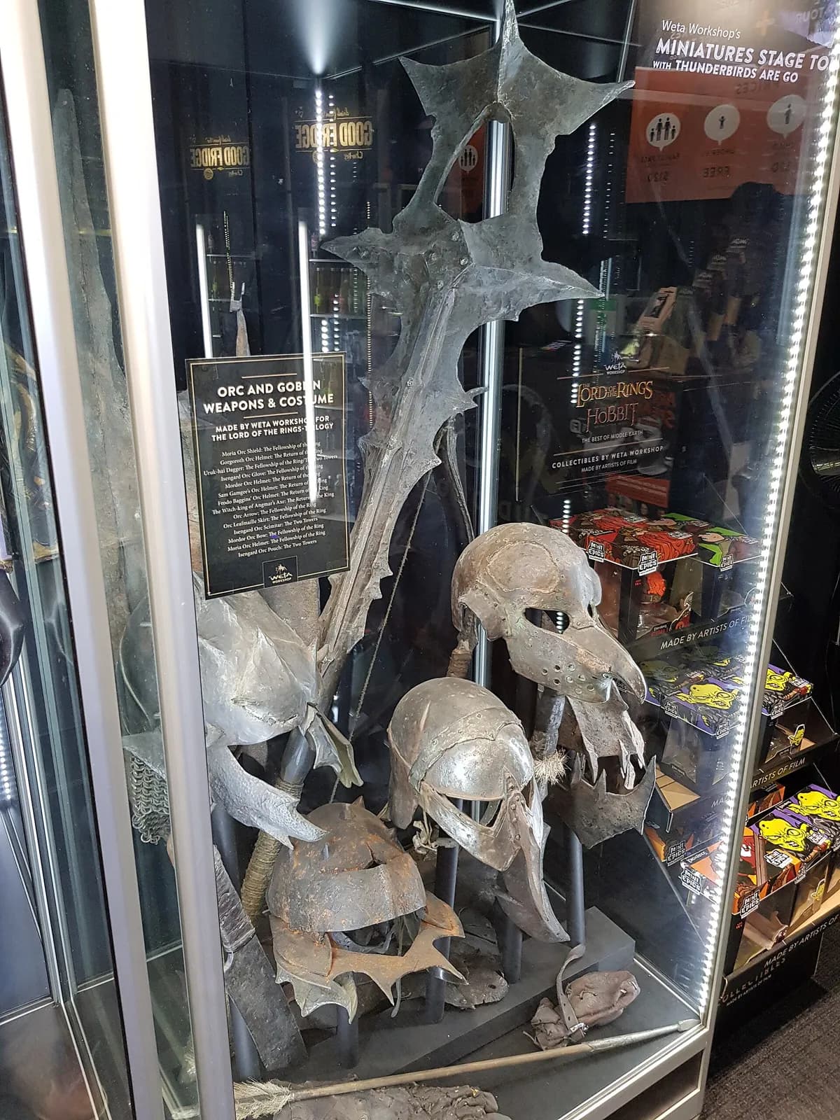des crânes et des armes d'orques et de gobelins exposés à la Weta Cave de Wellington