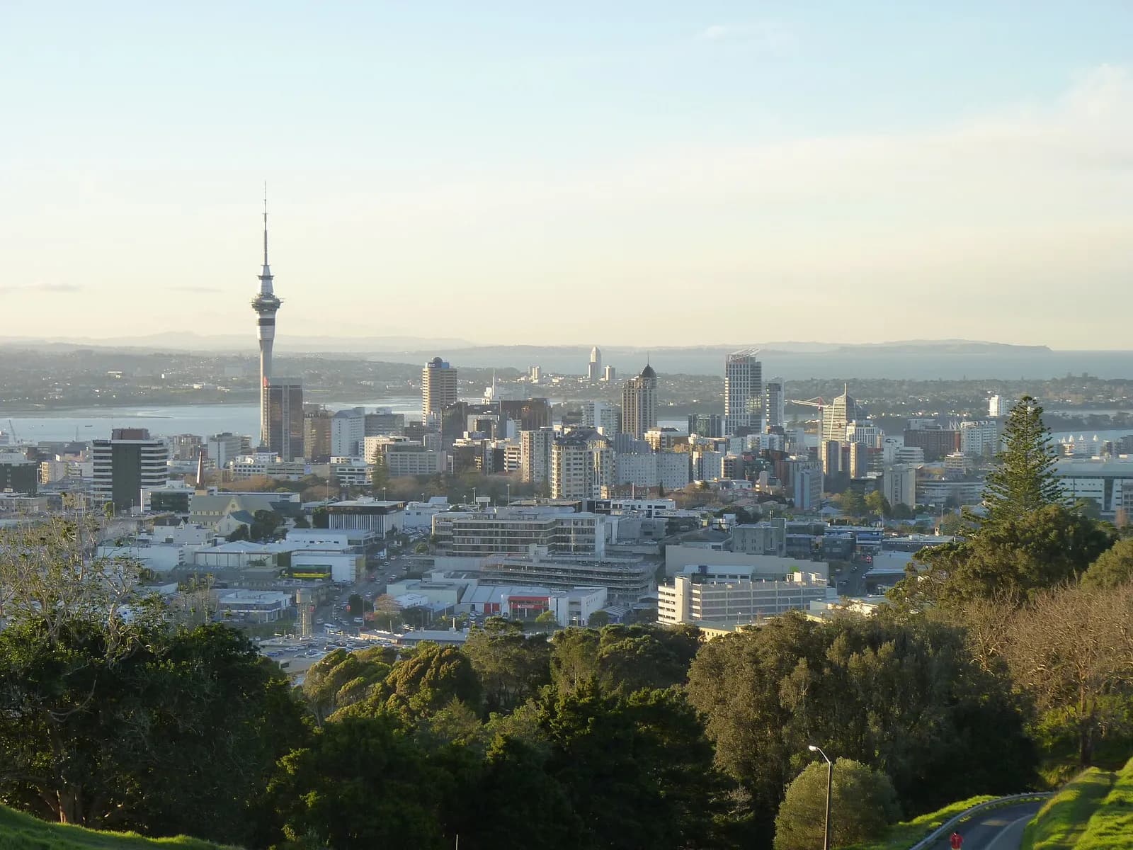 la Sky Tower et les tours du centre d'Auckland vues depuis le sommet du mont Eden