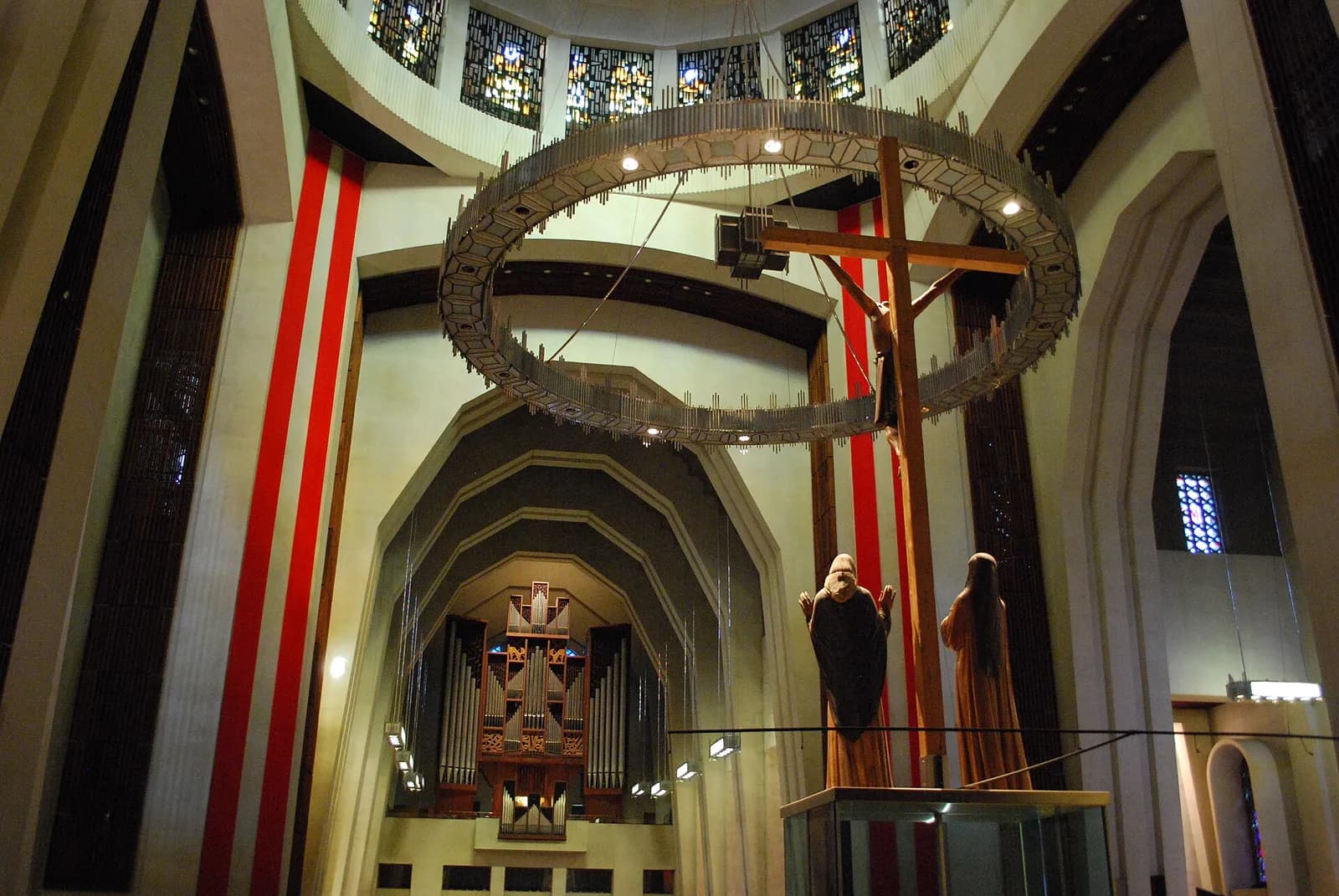 la nef de la basilique de l'oratoire Saint-Joseph, sous la coupole, avec son grand orgue au fond