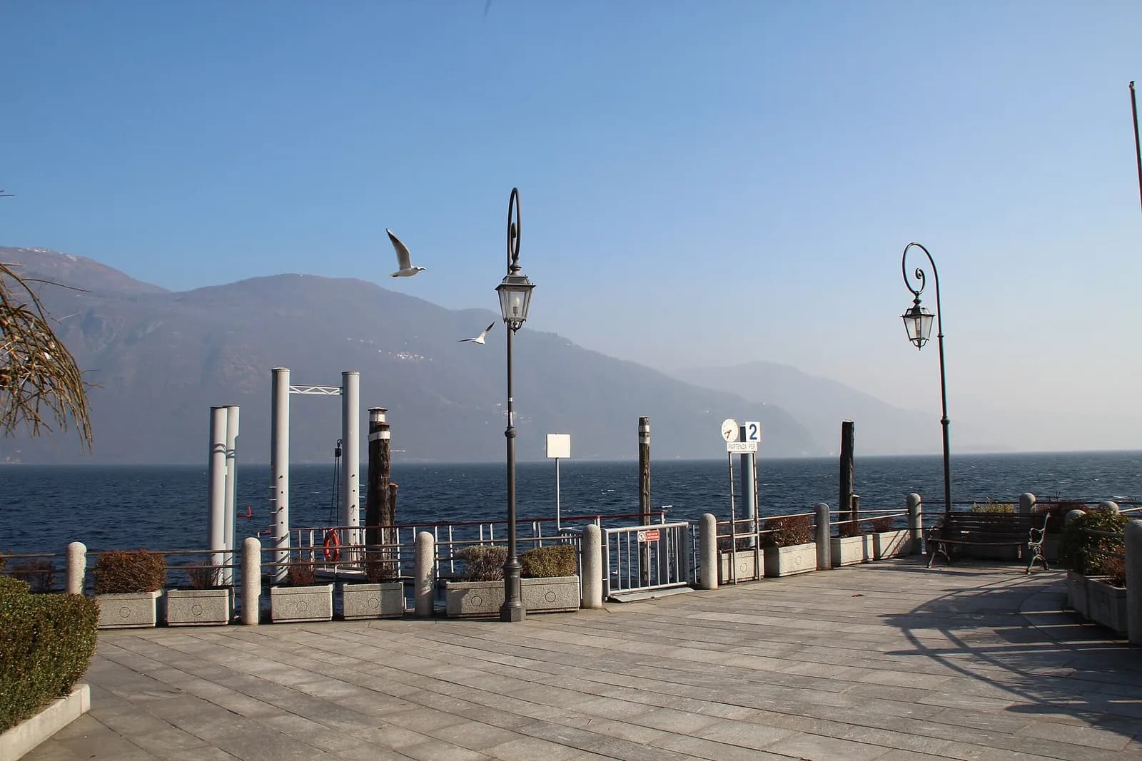 la promenade du lac de Cannobio et ses lampadaires face aux montagnes