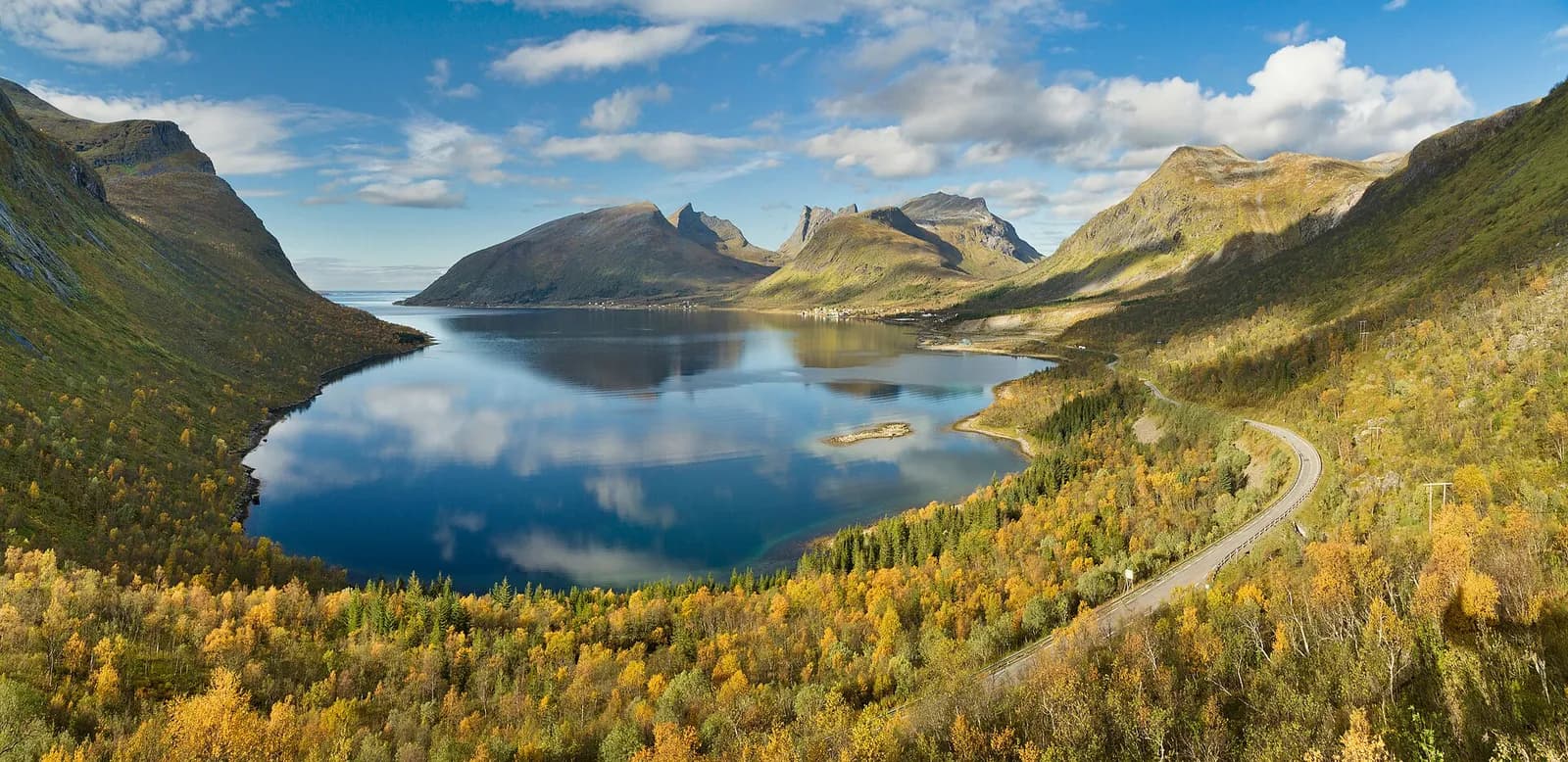 vue sur le fjord de Bergsbotn et sa route sinueuse depuis le belvédère en automne