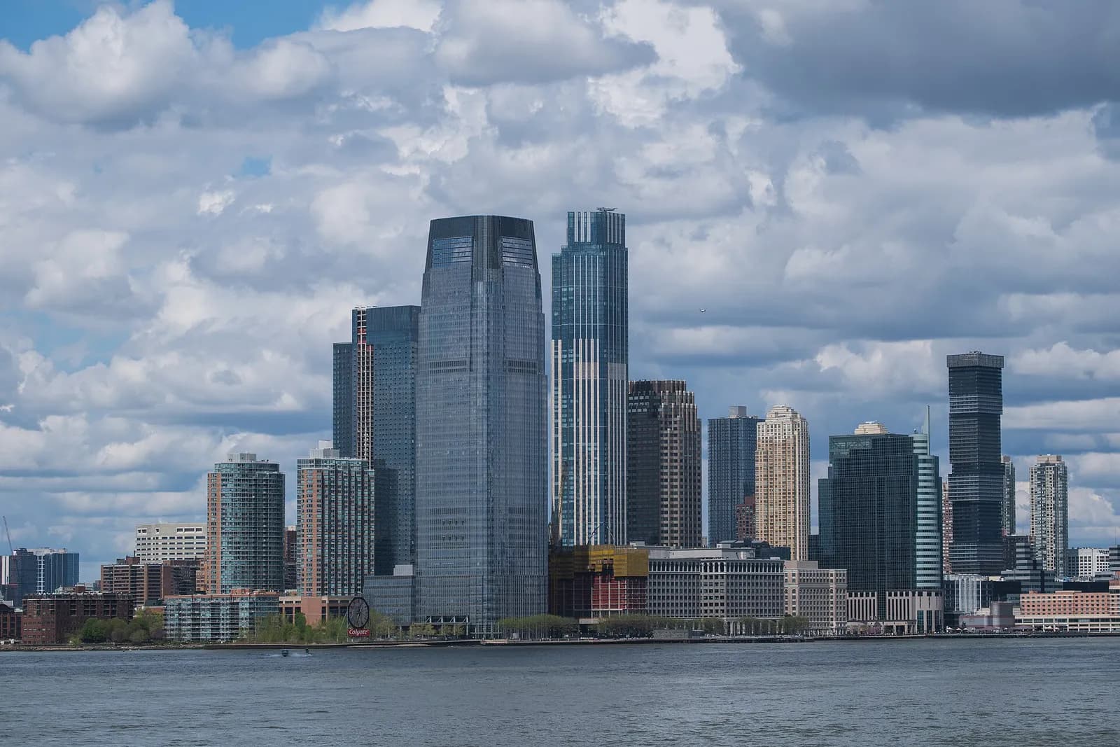 les gratte-ciel de Jersey City au bord de l'Hudson sous un ciel nuageux
