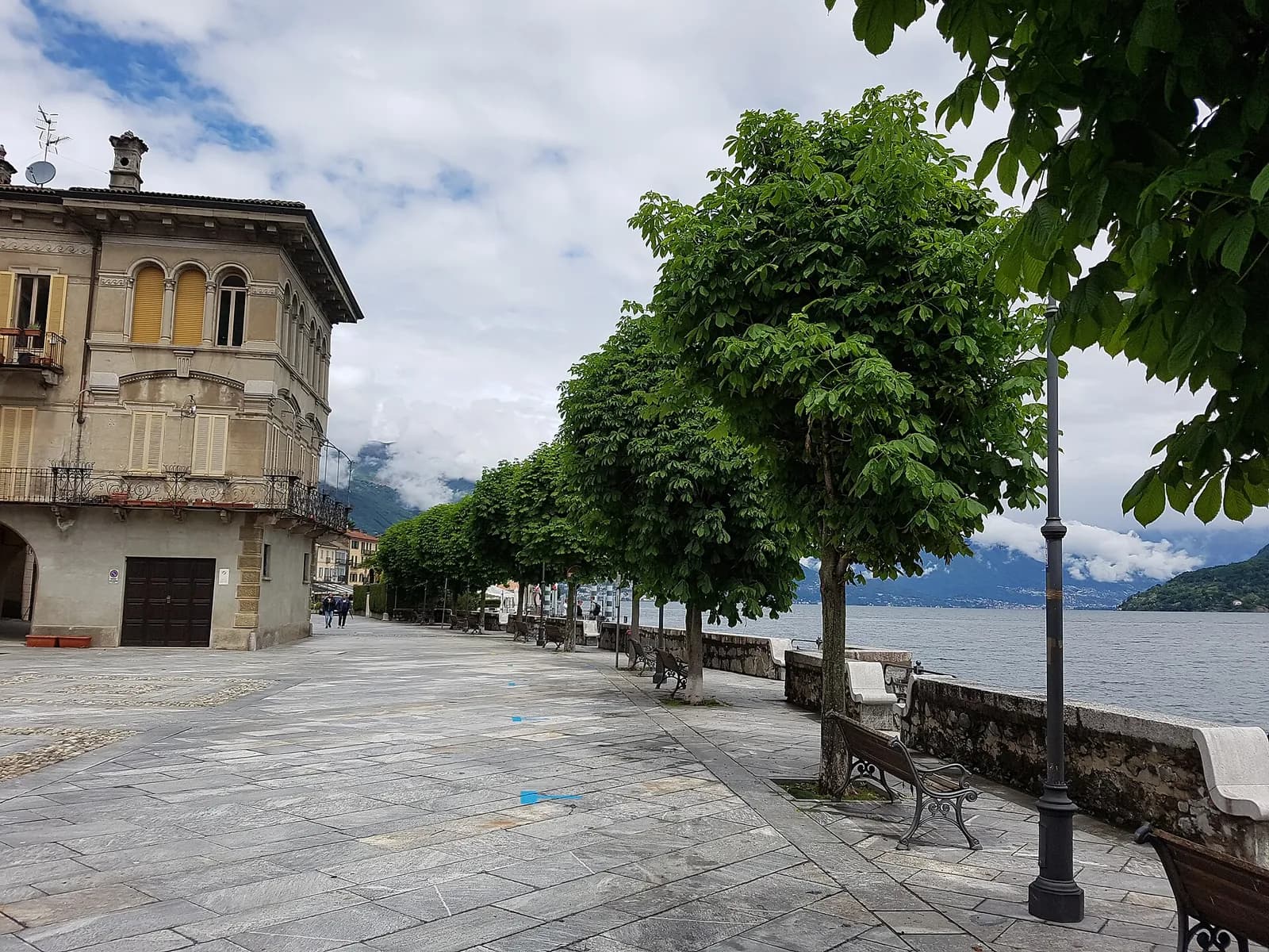 la promenade arborée et les vieilles façades du centre de Cannobio au bord du lac