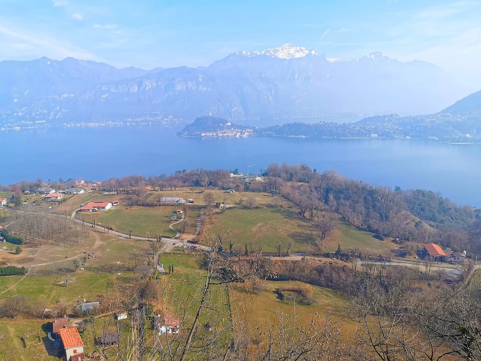 vue sur le lac de Côme et les collines depuis les hauteurs de Tremezzo