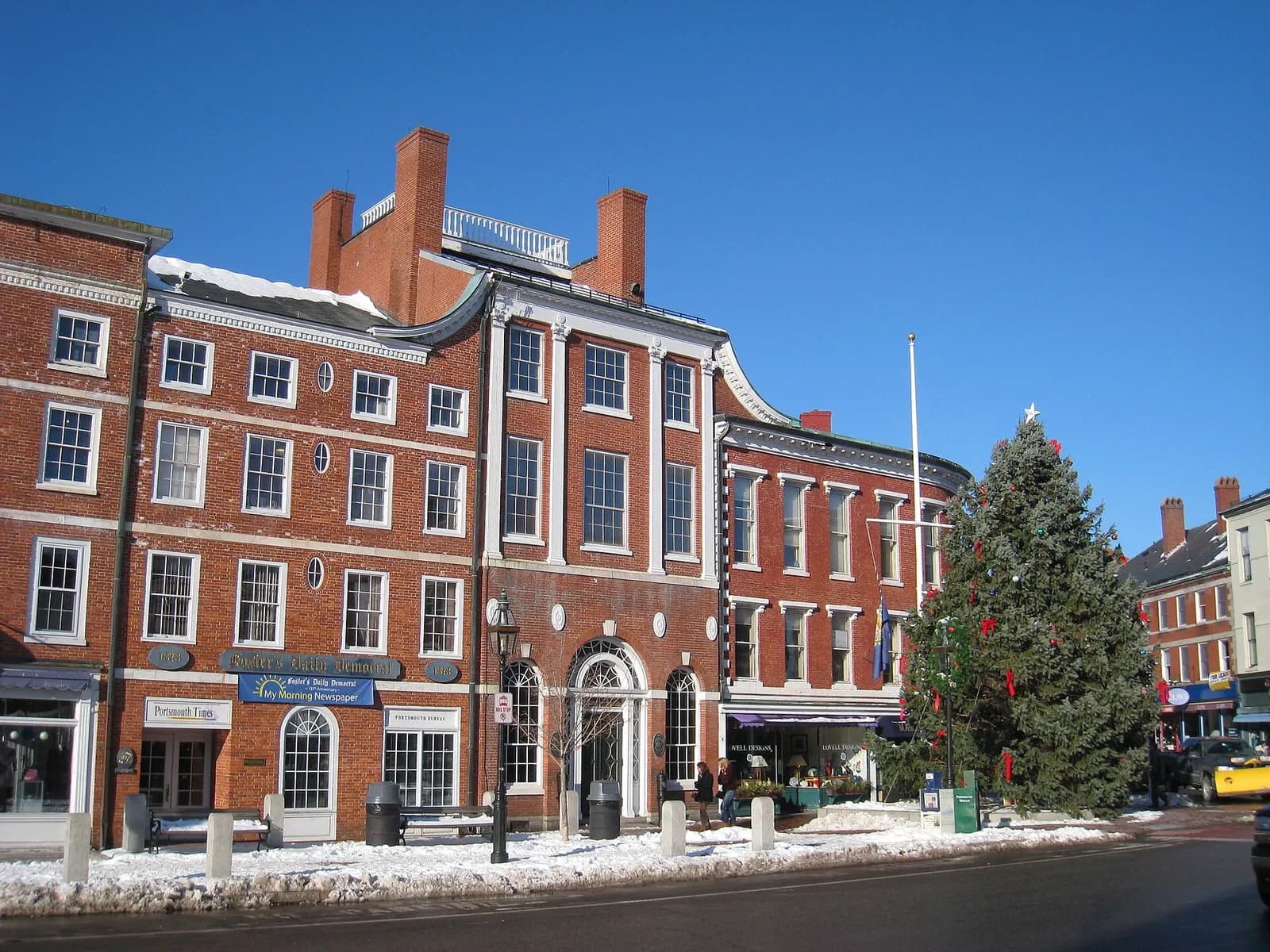 Market Square à Portsmouth en hiver, avec son sapin de Noël et ses façades en brique