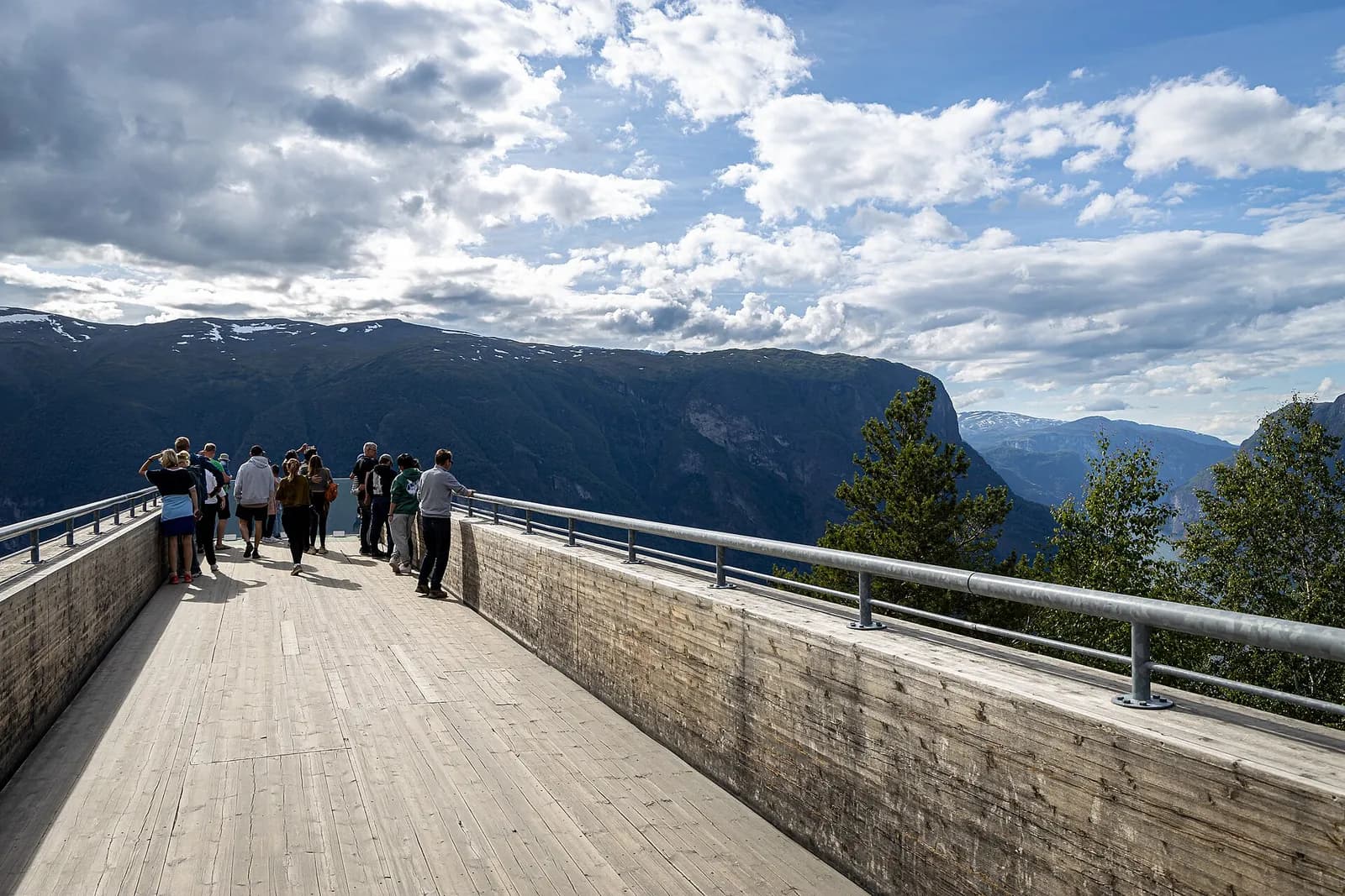 visiteurs sur la plateforme de Stegastein par une belle journée d'été nuageuse