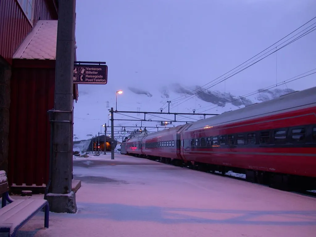 le train de nuit pour Bergen à quai en gare de Finse, au petit matin dans la neige
