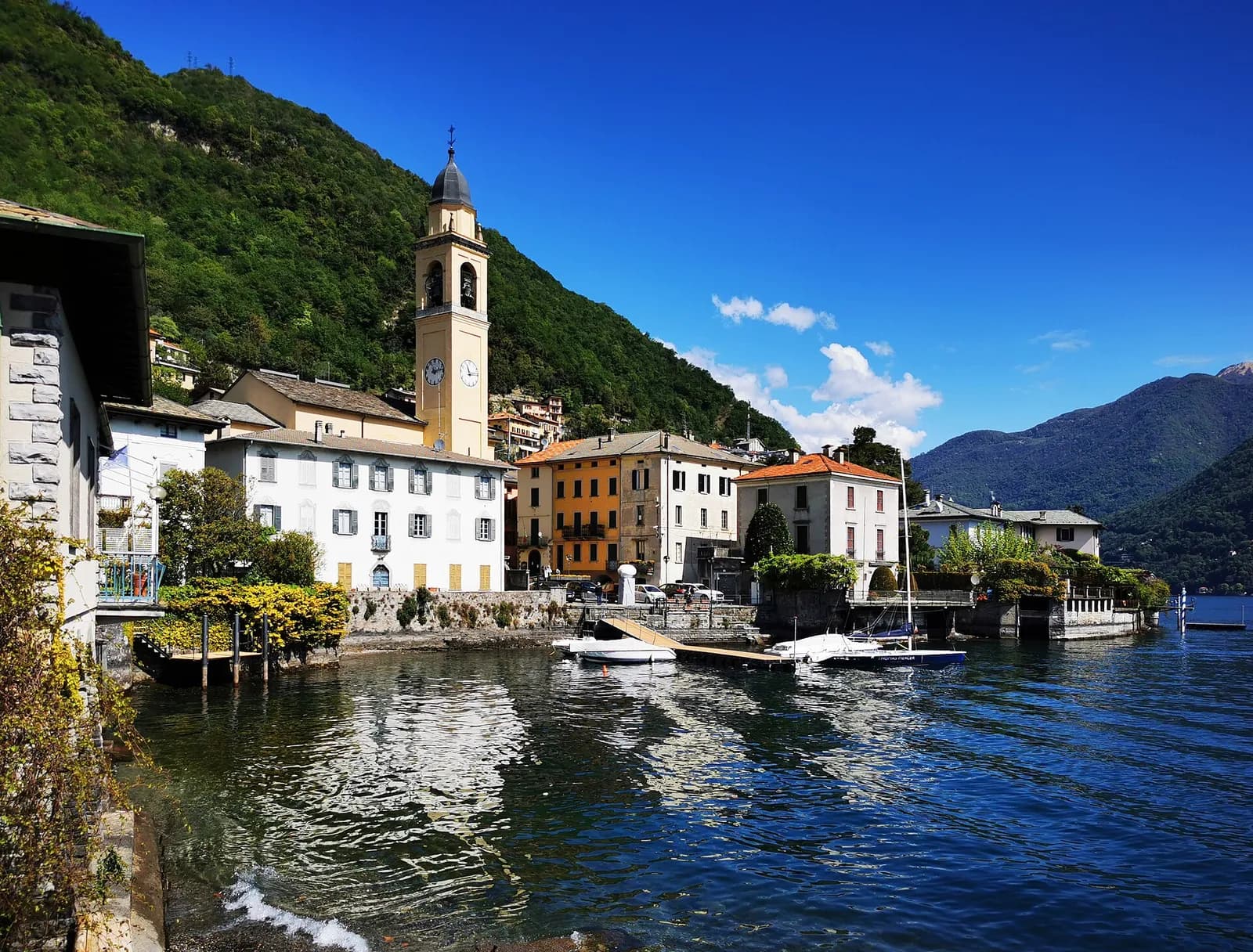le village de Laglio, son clocher et ses bateaux au bord du lac de Côme